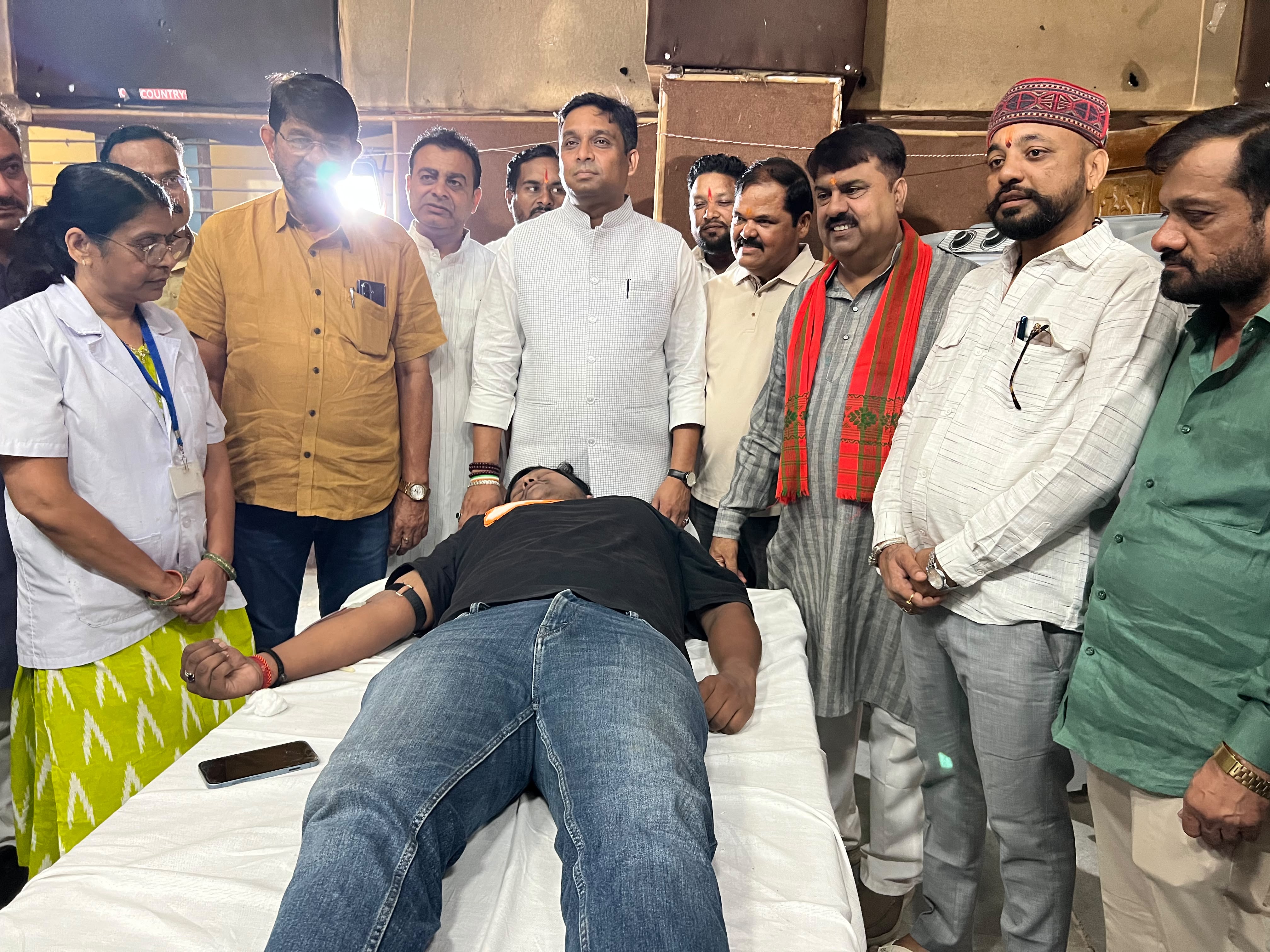 सेवा संकल्प अभियान के तहत मानस भवन में आयोजन, रक्तदाताओं को प्रमाण पत्र देकर किया सम्मानित