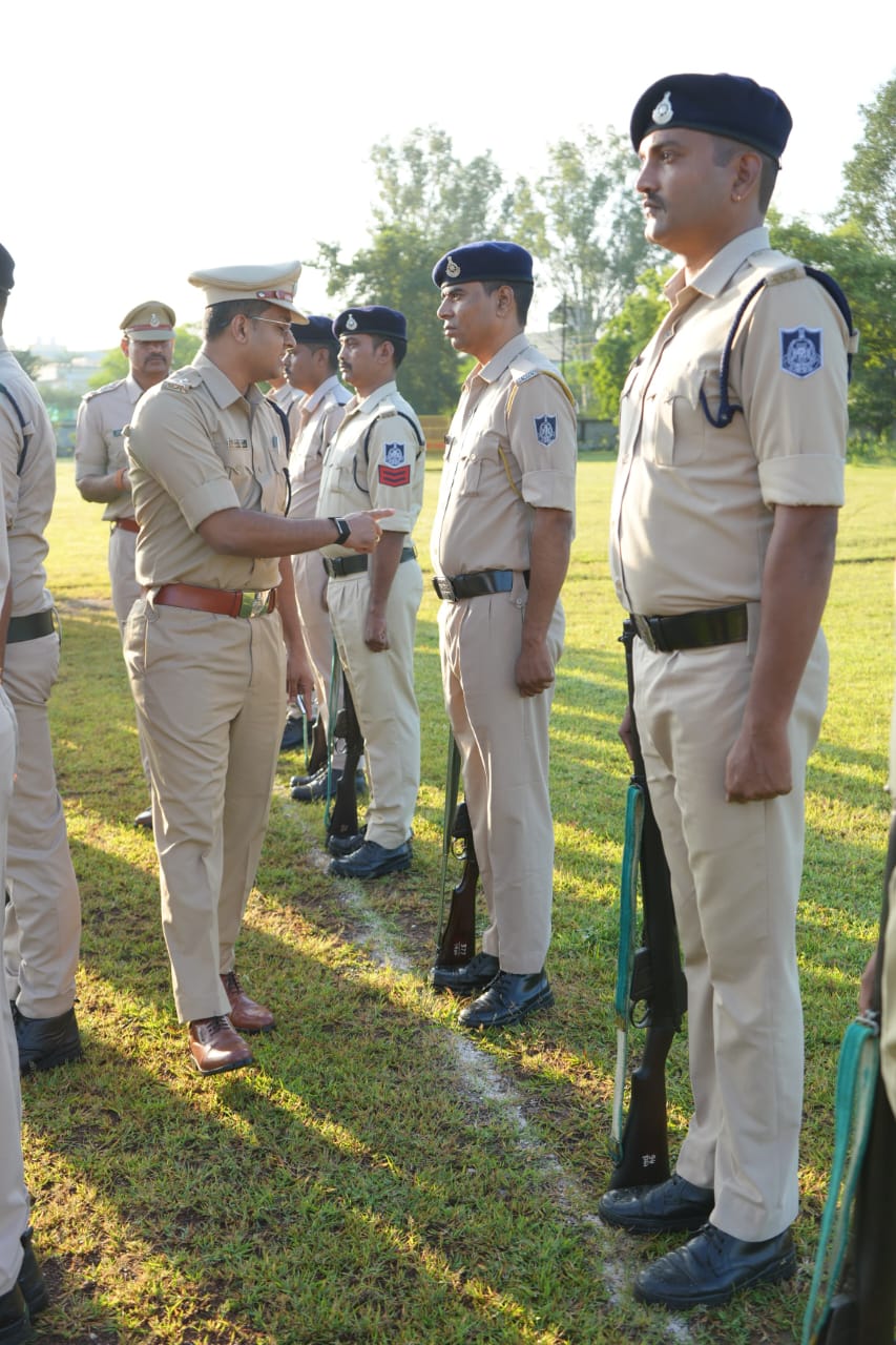 एसपी आनंद कलादगि ने खुद कराई शस्त्र कवायद और आंसू गैस मॉक ड्रिल एसपी आनंद कलादगि ने खुद कराई शस्त्र कवायद और आंसू गैस मॉक ड्रिल