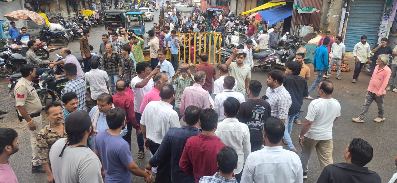  नगर पालिका के विरोध में व्यापारियों का घंटाघर पर चक्का जाम, अध्यक्ष-सीएमओ का पुतला दहन