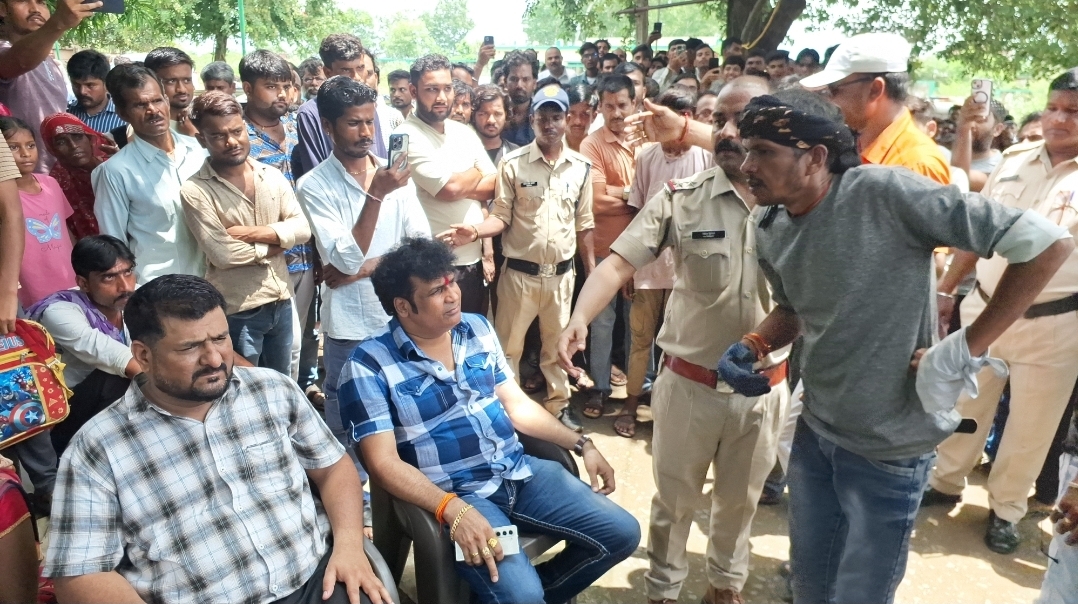 नरसिंहगढ़ में मांगों को लेकर बीएसएनएल टावर पर चढ़े युवक, आश्वासन के बाद नीचे उतरे नरसिंहगढ़ में मांगों को लेकर बीएसएनएल टावर पर चढ़े युवक, आश्वासन के बाद नीचे उतरे