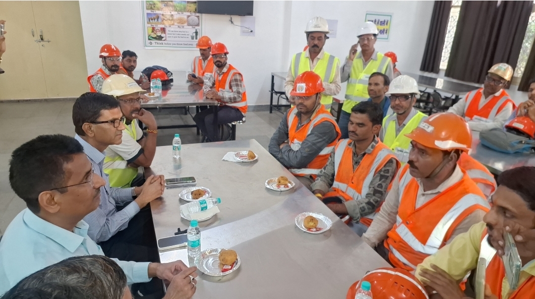 नरसिंहगढ़ सीमेंट फैक्ट्री में श्रमिकों की बल्ले-बल्ले! वेतन में 36% से अधिक की बढ़ोतरी, कलेक्टर ने श्रमिकों के साथ किया नाश्ता