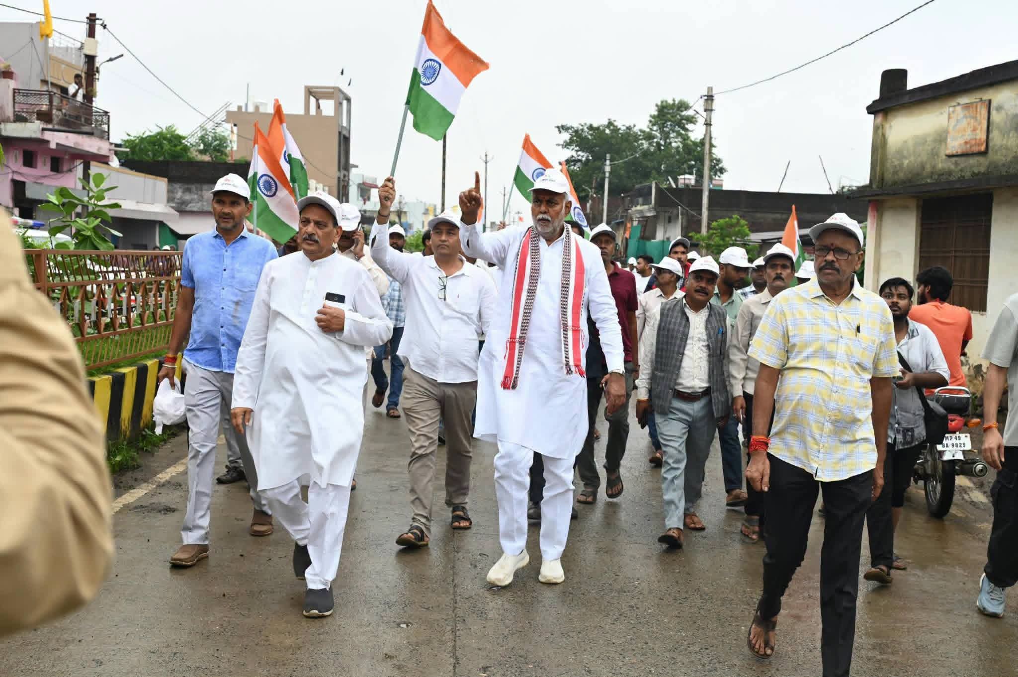 नशे के खिलाफ श्रीधाम में युवा जागरण पदयात्रा, मंत्री प्रहलाद सिंह पटेल भी हुए शामिल  गोटेगांव। नशे के दुष्प्रभावों के प्रति युवाओं और आमजन को जागरूक करने के उद्देश्य से श्रीधाम 