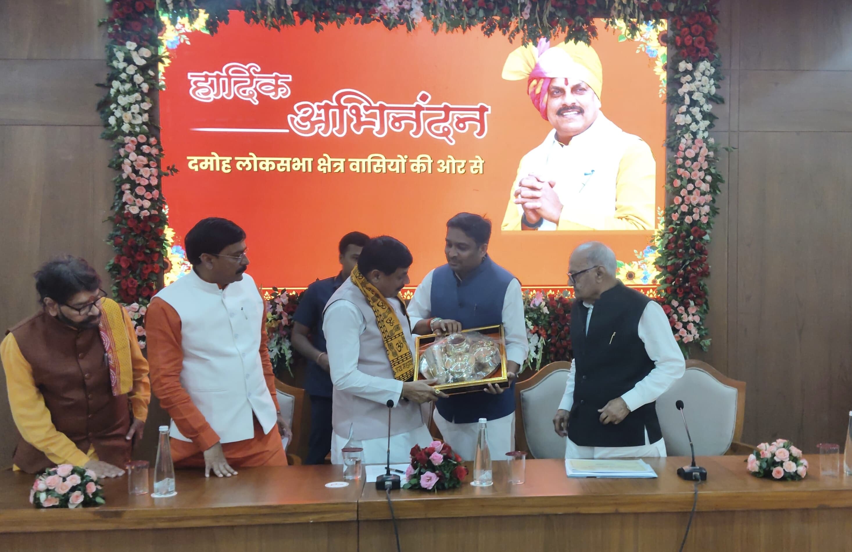 दमोह को फोरलेन सड़कों की सौगात, 180 सदस्यीय प्रतिनिधिमंडल ने मुख्यमंत्री डॉ. मोहन यादव का जताया आभार