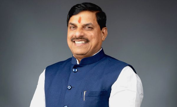 *मुख्यमंत्री डॉ. यादव 10.54 लाख किसानों को देंगे राहत, खातों में ट्रांसफर करेंगे 1460.25 करोड़*  - *जगदीशपुर से जारी होगी प्रधानमंत्री फसल बीमा योजना की राशि* - *अधिसूचित फसलों का बीमा निर्धारित तिथि से पूर्व करवा लें किसान*   भोपाल। मध्यप्रदेश के मुख्यमंत्री डॉ. मोहन यादव 19 जुलाई को भोपाल जिले के जगदीशपुर से 10.54 लाख किसानों के खातों में प्रधानमंत्री फसल बीमा योजना की राशि 1460.25 करोड़ ट्रांसफर करेंगे।   इसी दिन जगदीशपुर में कैबिनेट की बैठक होगी। प्रधानमंत्री फसल बीमा योजना के आरंभ वर्ष से वर्ष 2024-25 तक 30,942.34 करोड़ रुपये का भुगतान प्रभावित किसानों को किया गया है।  प्रधानमंत्री फसल बीमा योजना भारत सरकार की एक महत्वाकांक्षी एवं महत्वपूर्ण योजना है। प्राकृतिक आपदाओं के कारण फसल क्षति होने पर कृषकों को बीमा दावा भुगतान कर उनके वित्तीय हितों की रक्षा करना ही इस योजना का प्रमुख उद्देश्य है।  *किसानों के साथ खड़ी राज्य सरकार* मुख्यमंत्री डॉ. यादव ने कहा कि इस बार अल-नीनो प्रभाव के कारण अच्छे मानसून का अनुमान नहीं है। ऐसी स्थिति में किसान भाई अपनी अधिसूचित फसलों का बीमा निर्धारित तिथि से पूर्व करवा लें, जिससे उपज में हानि होने पर वित्तीय सहायता प्राप्त हो सके। मध्यप्रदेश सरकार हर परिस्थिति में कृषकों के साथ है एवं कृषकों के हित के लिए निरन्तर कार्य कर रही है।