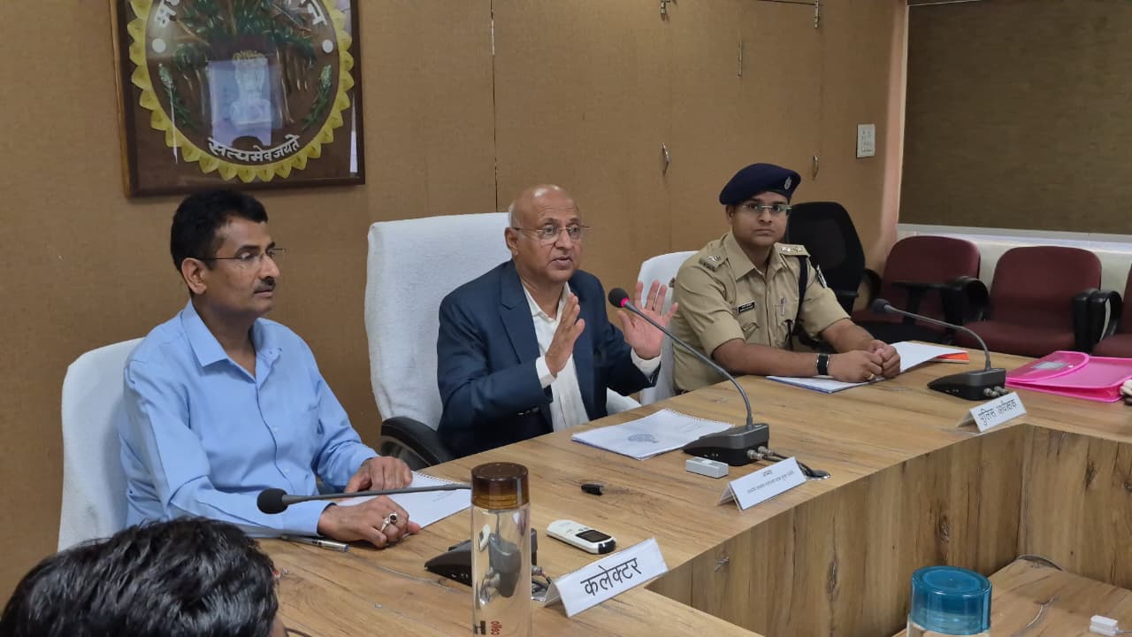 कलेक्टर, पुलिस अधीक्षक, जिला न्यायालय सहित सभी सरकारी कार्यालयों में अनिवार्य हो हेलमेट का उपयोग: न्यायमूर्ति श्री सप्रे  दमोह। उच्चतम न्यायालय सड़क सुरक्षा समिति