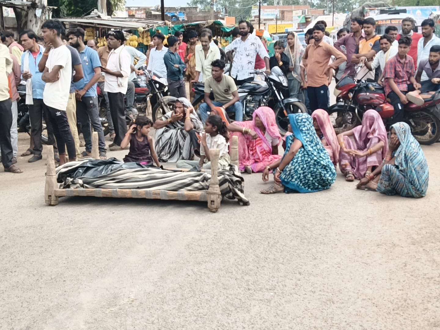 नरसिंहगढ़ में पत्नी के घर छोड़कर जाने के बाद युवक ने फांसी लगाकर की आत्महत्या, परिजनों ने लगाया चक्का जाम नरसिंहगढ़ में पत्नी के घर छोड़कर जाने के बाद युवक ने फांसी लगाकर की आत्महत्या, परिजनों ने लगाया चक्का जाम