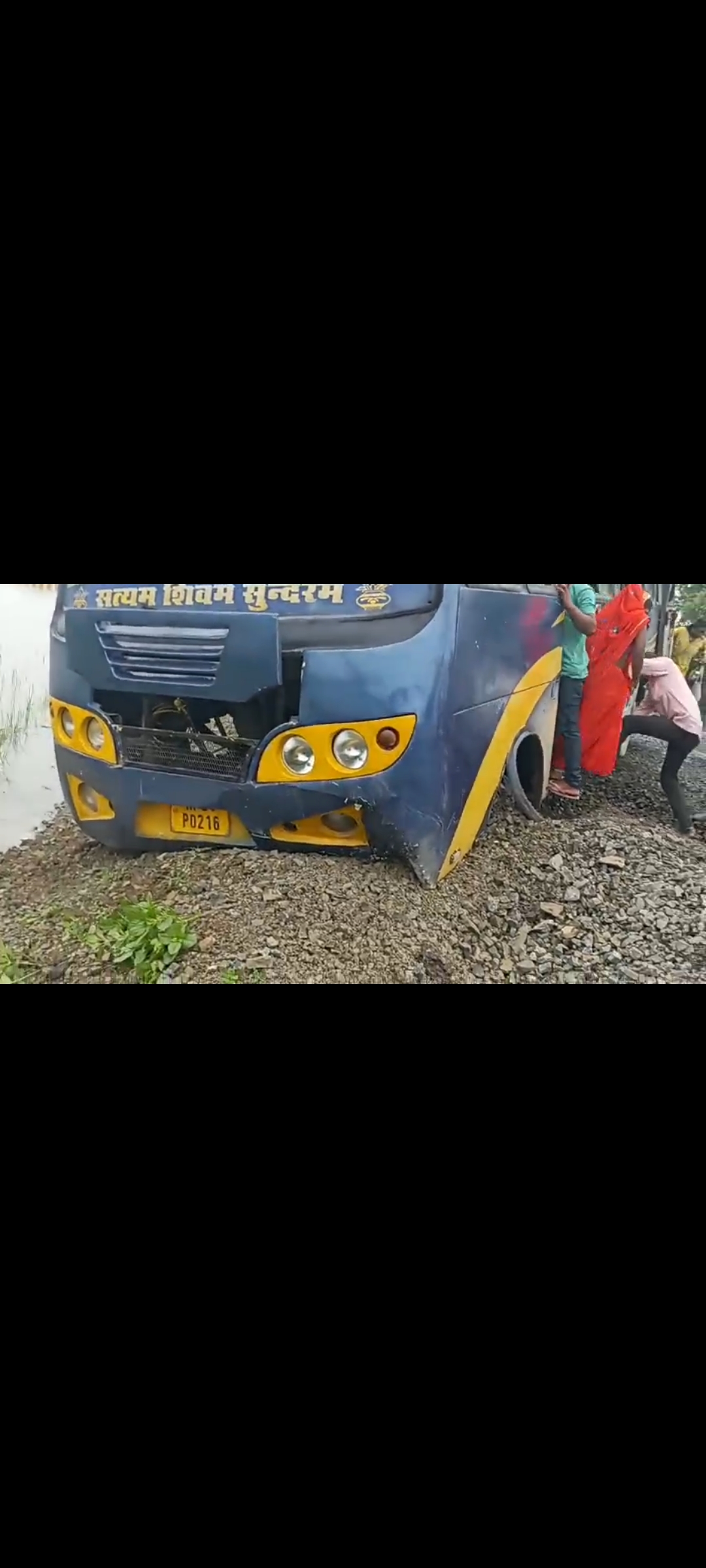 वायरल वीडियो ने उठाए सवाल: तेज रफ्तार गौरी ट्रैवल्स बस लुहारी के पास सड़क से उतरी, बाल-बाल टला बड़ा हादसा  दमोह। दमोह-हटा-पन्ना मार्ग पर एक यात्री बस के अनियंत्रित होकर सड़क से उतर जाने का वीडियो सोशल मीडिया पर तेजी से वायरल हो रहा है। वायरल वीडियो के साथ दावा किया जा रहा है कि गौरी ट्रैवल्स की बस दमोह से हटा की ओर आ रही थी और लुहारी के पास अचानक अनियंत्रित होकर सड़क से नीचे उतर गई। गनीमत रही कि हादसे में बड़ा नुकसान होने से टल गया।  यात्रियों की ओर से बस की रफ्तार को लेकर भी गंभीर सवाल उठाए जा रहे हैं। बताया जा रहा है कि सड़क निर्माण कार्य चलने के बावजूद बस की गति 70 से 80 किलोमीटर प्रति घंटे या उससे अधिक बताई जा रही है। ऐसे में निर्माणाधीन मार्ग पर इतनी तेज रफ्तार से यात्री बस चलाना सुरक्षा व्यवस्था पर सवाल खड़े करता है।  सबसे गंभीर आरोप बस चालक की कथित नशे की हालत को लेकर सामने आया है। हालांकि चालक के नशे में होने की आधिकारिक पुष्टि अभी सामने नहीं आई है, लेकिन वायरल वीडियो और यात्रियों के आरोपों ने परिवहन विभाग तथा संबंधित अधिकारियों की जिम्मेदारी पर सवाल खड़े कर दिए हैं।  यात्रियों की जिंदगी से खिलवाड़ तो नहीं?  बस में सफर करने वाले यात्रियों की सुरक्षा सबसे बड़ी जिम्मेदारी है। सवाल यह भी उठ रहा है कि क्या बस मालिक और ऑपरेटर अपने चालकों की फिटनेस, नशामुक्ति और ड्राइविंग क्षमता की नियमित जांच करते हैं? यदि कोई चालक नशे की हालत में वाहन चलाता पाया जाता है तो उस पर सख्त कार्रवाई होना जरूरी है।  दमोह-पन्ना मार्ग पर निर्माण कार्य के चलते वाहन चालकों को अतिरिक्त सावधानी बरतने की जरूरत है। ऐसे में यात्री बसों की गति, चालक की स्थिति और परमिट संबंधी नियमों की जांच की मांग भी उठ रही है।  वायरल वीडियो ने परिवहन विभाग और पुलिस प्रशासन के सामने बड़ा सवाल खड़ा कर दिया है&mdash;क्या यात्री बसों में सफर करने वाले लोगों की सुरक्षा के लिए जिम्मेदार एजेंसियां नियमित निगरानी कर रही हैं?  अब देखना होगा कि वायरल वीडियो और यात्रियों के आरोपों पर परिवहन विभाग एवं पुलिस क्या जांच और कार्रवाई करती है।