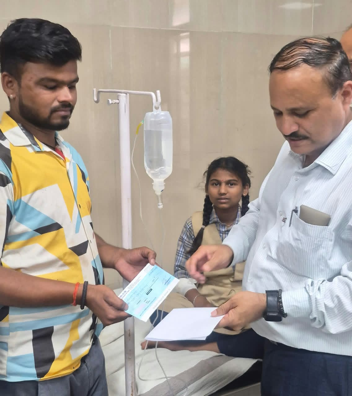 अभाना सड़क हादसा: मृत छात्राओं के परिजनों को 2-2 लाख की सहायता के लिए पत्राचार, घायल छात्रा को मिला 10 हजार का चेक अभाना सड़क हादसा: मृत छात्राओं के परिजनों को 2-2 लाख की सहायता के लिए पत्राचार, घायल छात्रा को मिला 10 हजार का चेक