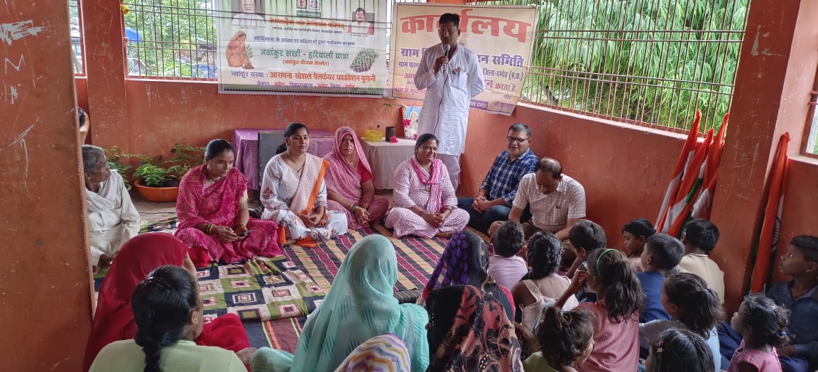 पारना में निकली तिरंगा यात्रा, नवांकुर सखियों को वितरित किए पौधे