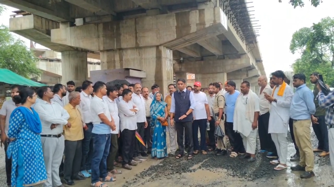सांसद राहुल सिंह लोधी ने किया रेलवे परियोजनाओं का निरीक्षण, 100 करोड़ की लागत से बन रहे तीन ओवरब्रिज और रेक प्वाइंट का लिया जायजा