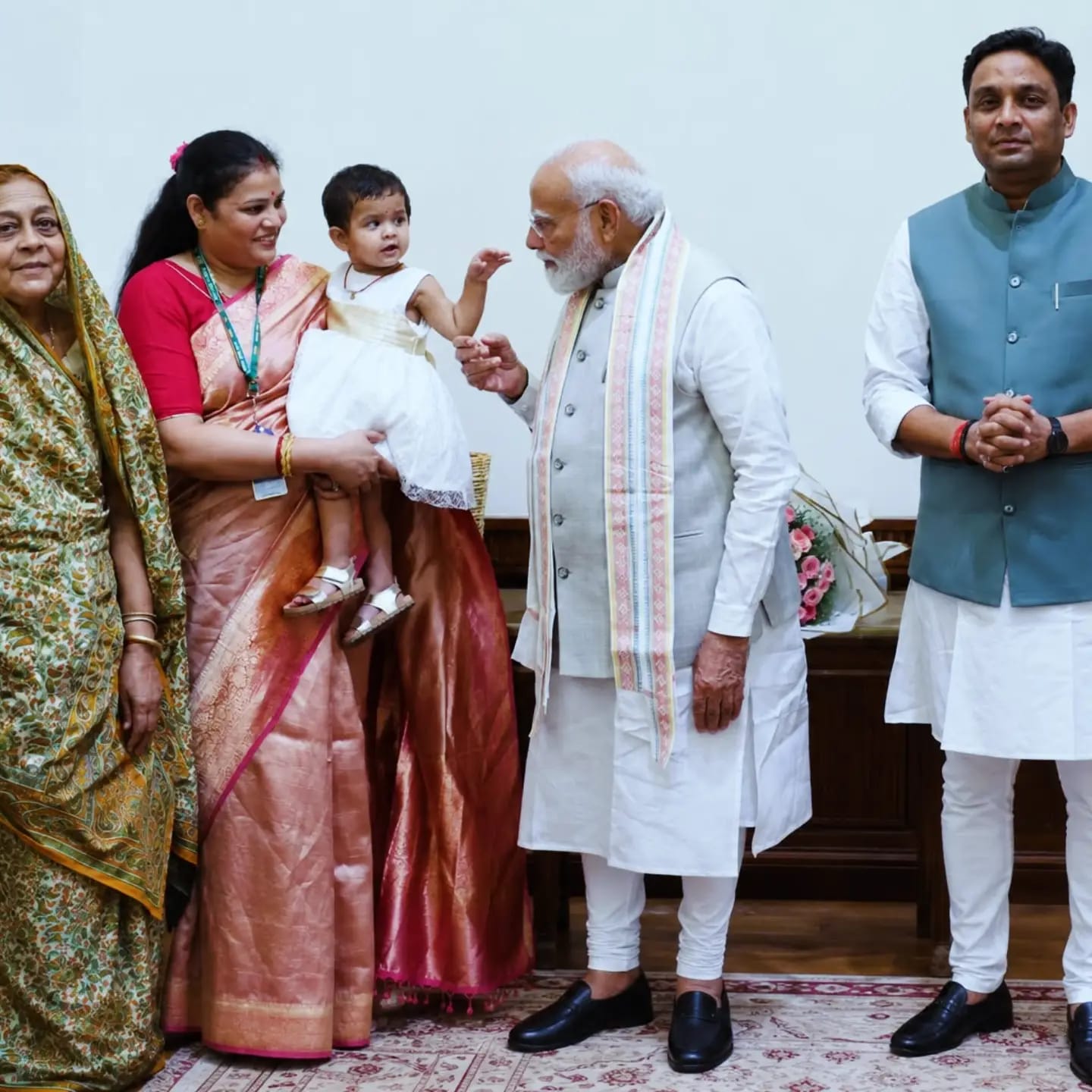 दमोह/नई दिल्ली: देश के प्रधानमंत्री नरेंद्र मोदी से नई दिल्ली स्थित संसद भवन में हिंडोरिया सांसद दमोह राहुल सिंह महदेले लोधी परिवार के प्रतिनिधियों ने परिवार सहित आत्मीय एवं सौहार्दपूर्ण भेंट की। इस अवसर पर प्रधानमंत्री दमोह/नई दिल्ली: देश के प्रधानमंत्री नरेंद्र मोदी से नई दिल्ली स्थित संसद भवन में हिंडोरिया सांसद दमोह राहुल सिंह महदेले लोधी परिवार के प्रतिनिधियों ने परिवार सहित आत्मीय एवं सौहार्दपूर्ण भेंट की। इस अवसर पर प्रधानमंत्री