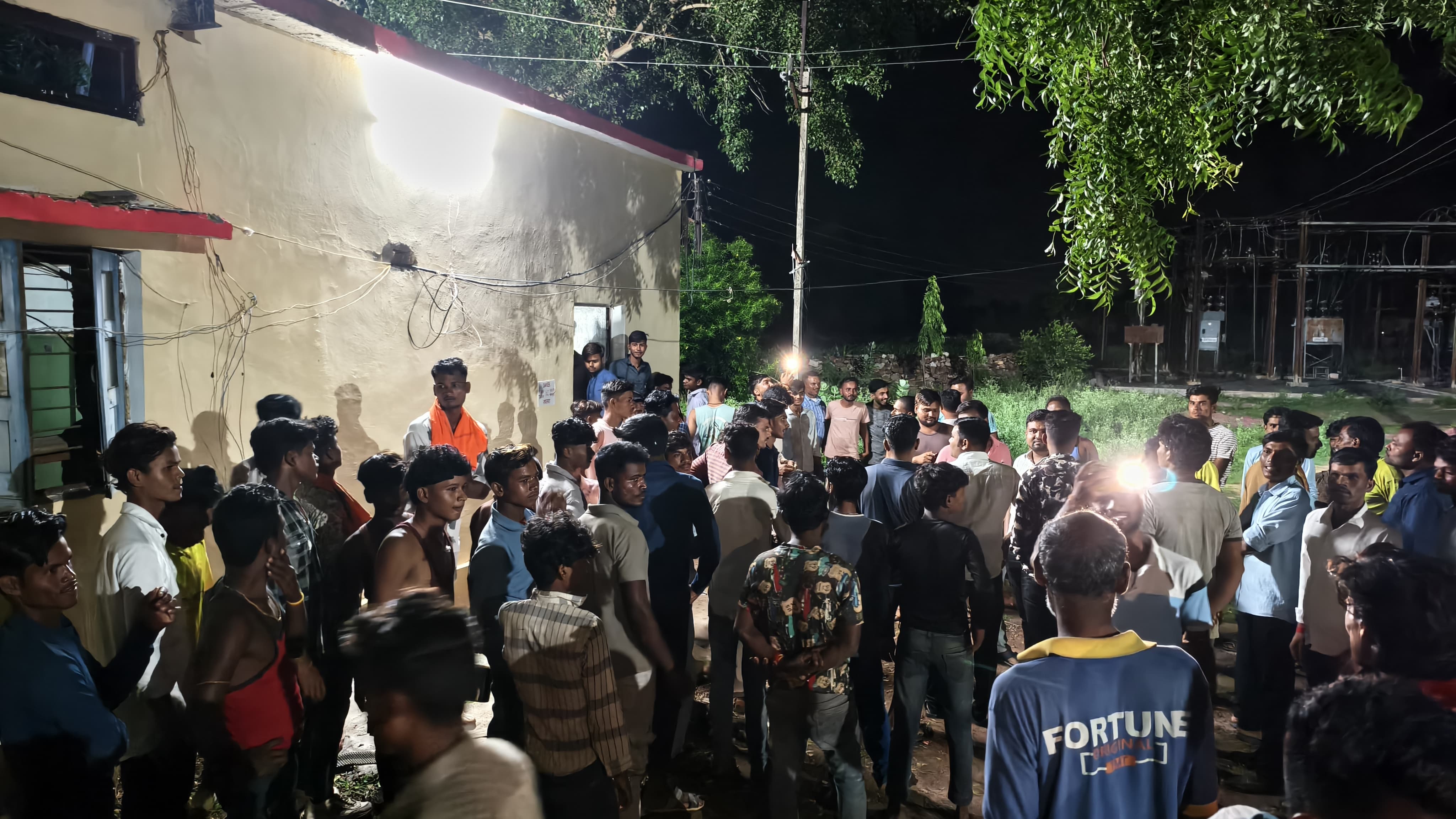 बटियागढ़ में बिजली कटौती पर जनता का फूटा गुस्सा, सैकड़ों लोगों ने बिजली कार्यालय का किया घेराव