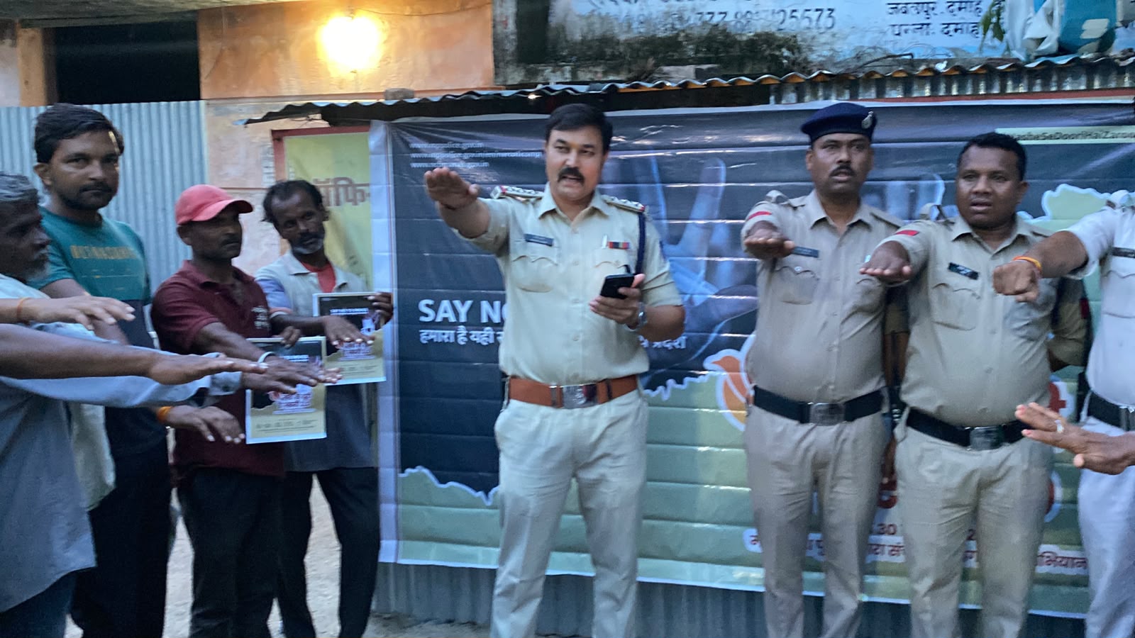 नशे से दूरी है जरूरी अभियान के तहत बस स्टैंड पर जागरूकता कार्यक्रम, दिलाई शपथ