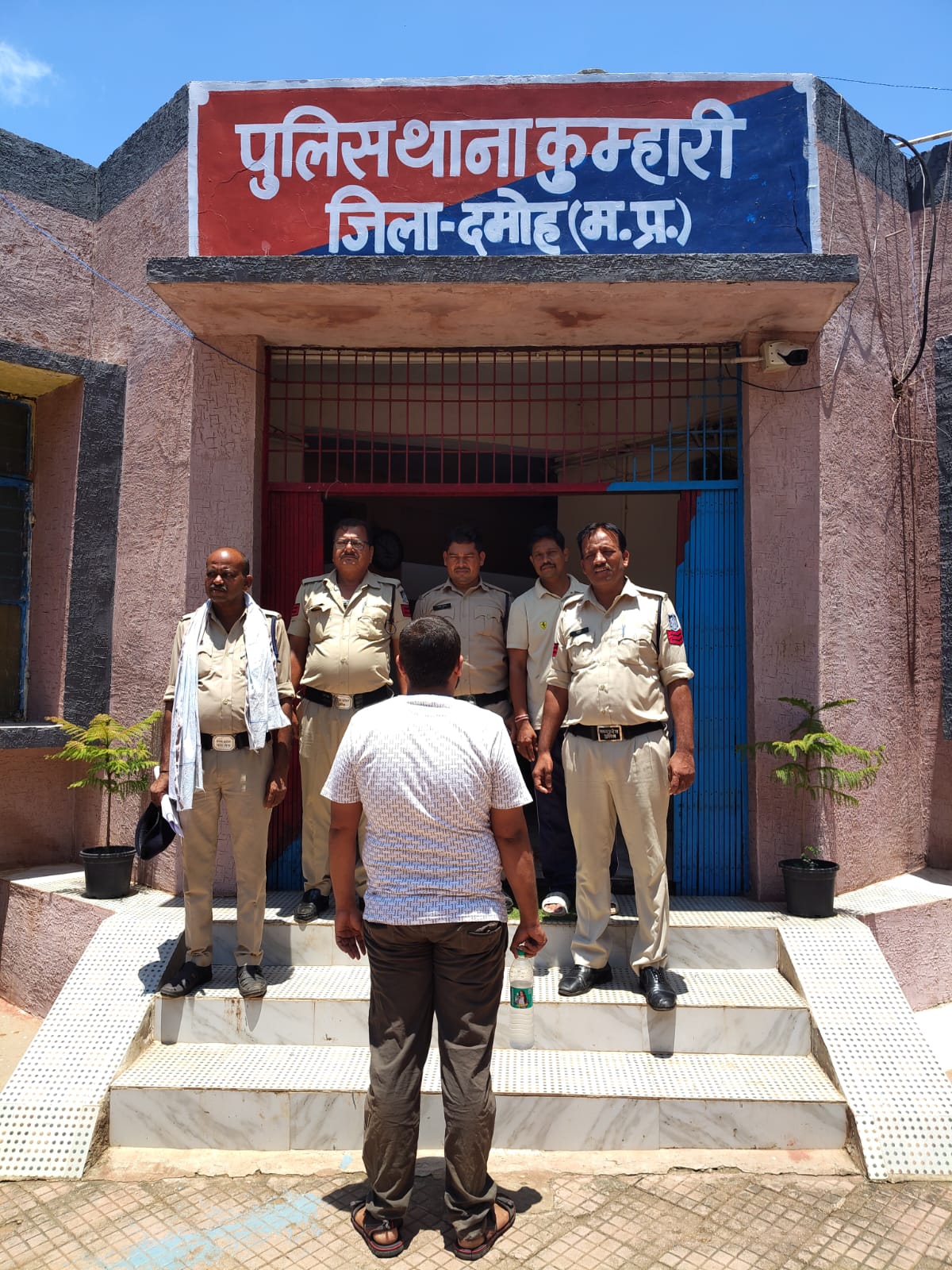 दमोह: कुम्हारी पुलिस ने 24 घंटे में सुलझाया घोड़ा चोरी का मामला, आरोपी गिरफ्तार, घोड़ा बरामद दमोह | जन क्रांति एक्सप्रेस दमोह जिले के कुम्हारी थाना पुलिस ने घोड़ा चोरी के एक मामले का महज 24 घंटे के भीतर खुलासा करते हुए एक आरोपी को गिरफ्तार कर चोरी गया घोड़ा बरामद कर लिया है। बरामद घोड़े की अनुमानित कीमत करीब 25 हजार रुपये बताई गई है। पुलिस के अनुसार, ग्राम कमता टपरिया निवासी इमाम खान (55 वर्ष) ने अपने घोड़े की चोरी की शिकायत दर्ज कराई थी। इस पर थाना कुम्हारी में अपराध क्रमांक 122/26 धारा 303(2) बीएनएस के तहत मामला दर्ज कर जांच शुरू की गई। पुलिस अधीक्षक आनंद कलादगि के निर्देशन तथा अतिरिक्त पुलिस अधीक्षक सुजीत भदौरिया एवं एसडीओपी हटा कृष्णपाल सिंह के मार्गदर्शन में थाना प्रभारी उपनिरीक्षक बृजेश कुमार पाण्डेय के नेतृत्व में पुलिस टीम ने त्वरित कार्रवाई करते हुए गणेश उर्फ रामगणेश दुबे (25 वर्ष) निवासी ग्राम कुकराही, थाना कुम्हारी को गिरफ्तार कर लिया। आरोपी के कब्जे से चोरी गया घोड़ा भी बरामद कर लिया गया। पुलिस ने बताया कि मामले में अंशुल दुबे को भी आरोपी बनाया गया है तथा उसके संबंध में आगे की वैधानिक कार्रवाई की जा रही है। कार्रवाई में शामिल पुलिस टीम इस कार्रवाई में थाना प्रभारी उपनिरीक्षक बृजेश कुमार पाण्डेय, सहायक उपनिरीक्षक गोविन्द सिंह, प्रधान आरक्षक सुलेन्द्र चौधरी, प्रधान आरक्षक रामकिशोर एवं आरक्षक बलवंत सिंह की महत्वपूर्ण भूमिका रही। दमोह: कुम्हारी पुलिस ने 24 घंटे में सुलझाया घोड़ा चोरी का मामला, आरोपी गिरफ्तार, घोड़ा बरामद दमोह | जन क्रांति एक्सप्रेस दमोह जिले के कुम्हारी थाना पुलिस ने घोड़ा चोरी के एक मामले का महज 24 घंटे के भीतर खुलासा करते हुए एक आरोपी को गिरफ्तार कर चोरी गया घोड़ा बरामद कर लिया है। बरामद घोड़े की अनुमानित कीमत करीब 25 हजार रुपये बताई गई है। पुलिस के अनुसार, ग्राम कमता टपरिया निवासी इमाम खान (55 वर्ष) ने अपने घोड़े की चोरी की शिकायत दर्ज कराई थी। इस पर थाना कुम्हारी में अपराध क्रमांक 122/26 धारा 303(2) बीएनएस के तहत मामला दर्ज कर जांच शुरू की गई। पुलिस अधीक्षक आनंद कलादगि के निर्देशन तथा अतिरिक्त पुलिस अधीक्षक सुजीत भदौरिया एवं एसडीओपी हटा कृष्णपाल सिंह के मार्गदर्शन में थाना प्रभारी उपनिरीक्षक बृजेश कुमार पाण्डेय के नेतृत्व में पुलिस टीम ने त्वरित कार्रवाई करते हुए गणेश उर्फ रामगणेश दुबे (25 वर्ष) निवासी ग्राम कुकराही, थाना कुम्हारी को गिरफ्तार कर लिया। आरोपी के कब्जे से चोरी गया घोड़ा भी बरामद कर लिया गया। पुलिस ने बताया कि मामले में अंशुल दुबे को भी आरोपी बनाया गया है तथा उसके संबंध में आगे की वैधानिक कार्रवाई की जा रही है। कार्रवाई में शामिल पुलिस टीम इस कार्रवाई में थाना प्रभारी उपनिरीक्षक बृजेश कुमार पाण्डेय, सहायक उपनिरीक्षक गोविन्द सिंह, प्रधान आरक्षक सुलेन्द्र चौधरी, प्रधान आरक्षक रामकिशोर एवं आरक्षक बलवंत सिंह की महत्वपूर्ण भूमिका रही।