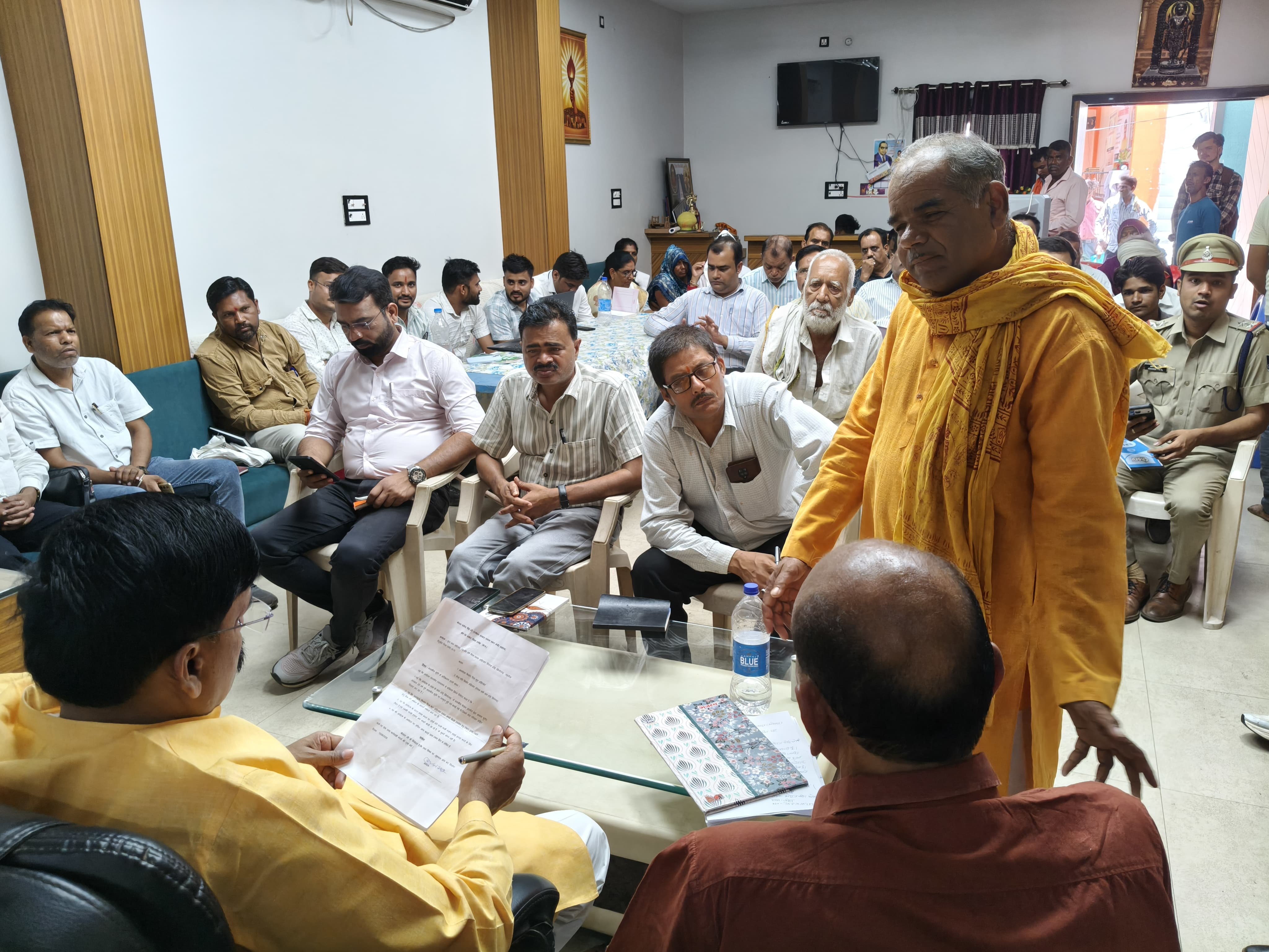 मंत्री लोधी ने किया प्रयोग जनसुनवाई के माध्यम से हो रहे निराकरण   जबेरा विधानसभा के क्षेत्रवासियों के लिए स्थानीय विधायक एवं मध्यप्रदेश शासन में मंत्री धर्मेन्द्र सिंह लोधी ने नया  प्रयोग किया है जिसमें निज कार्यालय नोहटा में जनसुनवाई का आयोजन किया गया यह सुनवाई प्रत्येक शनिवार किया जाना सुनिश्चित किया है।  मंत्री लोधी ने बताया कि यह एक नया प्रयोग है इसके पहले भी हम प्रतिदिन लोगों की समस्याओं को सुन निराकरण करते आए हैं लेकिन अब शनिवार के दिन विशेष सुनवाई की जायेगी इस सुनवाई क्षेत्रवासियों के द्वारा 20 से अधिक आवेदन प्राप्त हुए हैं और बांकी लोगों ने मौखिक के माध्यम से समस्याओं को रखा मौके पर उपस्थित  प्रशासन के विभिन्न विभागों के अधिकारियों द्वारा यथासंभव त्वरित कार्रवाई की गई। जनसुनवाई का आयोजन प्रत्येक शनिवार को प्रात: 11 से दोपहर 1 बजे तक किया जाना सुनिश्चित किया गया है। हमारा प्रयास है कि क्षेत्रवासियों को किसी भी प्रकार की कोई कठिनाई या परेशानी का सामना न करना पड़े।