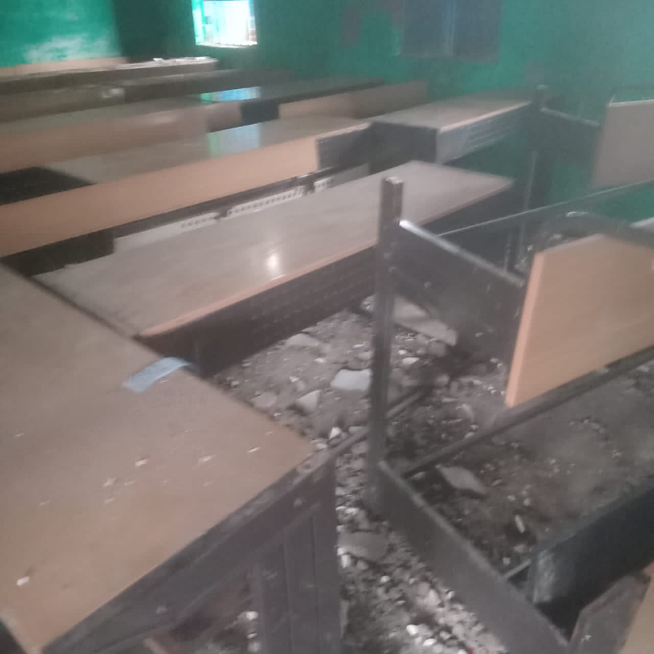 राजाबंदी के मिडिल स्कूल की बदहाल तस्वीर ने खोली शिक्षा व्यवस्था की पोल, जिम्मेदारों पर उठे सवाल