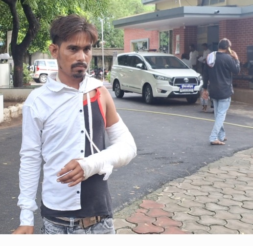 ..₹20 की उधारी के विवाद में युवक पर हमला, एक माह बाद भी कार्रवाई नहीं; टूटा हाथ लेकर एसपी कार्यालय पहुंचा पीड़ित