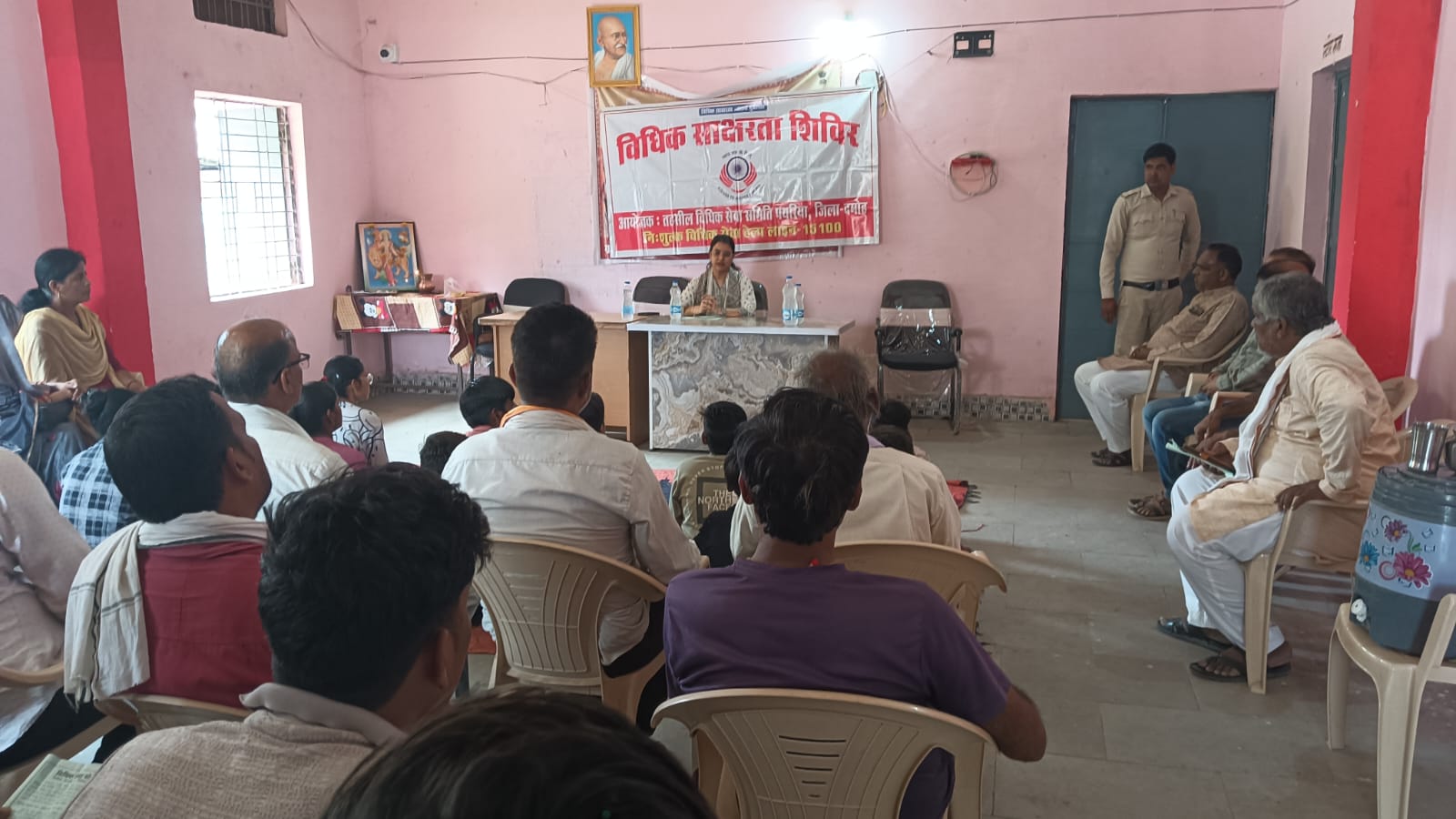 अवैध तस्करी विरोधी दिवस अंतर्गत ग्राम बोतराई में नशा मुक्ति विधिक साक्षरता शिविर आयोजित। माननीय मध्यप्रदेश राज्य विधिक सेवा प्राधिकरण, जबलपुर के निर्देशानुसार तथा माननीय प्रधान जिला एवं सत्र न्यायाधीश एवं अध्यक्ष, जिला विधिक सेवा प्राधिकरण, दमोह के मार्गदर्शन में आज तहसील पथरिया के ग्राम बोतराई स्थित पंचायत भवन में नशा मुक्ति एवं विधिक साक्षरता शिविर का आयोजन किया गया। शिविर में माननीय सुश्री जूही सिंह, न्यायिक मजिस्ट्रेट प्रथम श्रेणी एवं अध्यक्ष, तहसील विधिक सेवा समिति, पथरिया द्वारा सुबह का शुभारंभ किया गया। न्यायाधीश महोदय द्वारा उपस्थित ग्रामीणजनों को संबोधित करते हुए नशे के दुष्प्रभावों एवं विधिक जागरूकता के संबंध में जानकारी प्रदान की गई। उन्होंने अपने उद्बोधन में बताया कि शराब, तंबाकू, गुटखा, गांजा एवं अन्य मादक पदार्थों का सेवन व्यक्ति के स्वास्थ्य, परिवार एवं समाज पर प्रतिकूल प्रभाव डालता है। नशा व्यक्ति की कार्यक्षमता को प्रभावित कर सामाजिक एवं आर्थिक समस्याओं को जन्म देता है, इसलिए सभी नागरिकों को नशे से दूर रहकर स्वस्थ जीवनशैली अपनानी चाहिए। कार्यक्रम में उपस्थित लोगों को नशा मुक्ति, विधिक अधिकारों एवं कर्तव्यों के संबंध में जानकारी दी गई तथा नशामुक्त समाज के निर्माण हेतु संकल्प दिलाया गया। शिविर में ग्राम पंचायत के प्रतिनिधि, ग्रामीणजन एवं अन्य गणमान्य नागरिक उपस्थित रहे। जारीकर्ता तहसील विधिक सेवा समिति न्यायालय पथरिया, जिला दमोह अंतरराष्ट्रीय मादक पदार्थ दुरुपयोग एवं अवैध तस्करी विरोधी दिवस अंतर्गत ग्राम बोतराई में नशा मुक्ति विधिक साक्षरता शिविर आयोजित। माननीय मध्यप्रदेश राज्य विधिक सेवा प्राधिकरण, जबलपुर के निर्देशानुसार तथा माननीय प्रधान जिला एवं सत्र न्यायाधीश एवं अध्यक्ष, जिला विधिक सेवा प्राधिकरण, दमोह के मार्गदर्शन में आज तहसील पथरिया के ग्राम बोतराई स्थित पंचायत भवन में नशा मुक्ति एवं विधिक साक्षरता शिविर का आयोजन किया गया। शिविर में माननीय सुश्री जूही सिंह, न्यायिक मजिस्ट्रेट प्रथम श्रेणी एवं अध्यक्ष, तहसील विधिक सेवा समिति, पथरिया द्वारा सुबह का शुभारंभ किया गया। न्यायाधीश महोदय द्वारा उपस्थित ग्रामीणजनों को संबोधित करते हुए नशे के दुष्प्रभावों एवं विधिक जागरूकता के संबंध में जानकारी प्रदान की गई। उन्होंने अपने उद्बोधन में बताया कि शराब, तंबाकू, गुटखा, गांजा एवं अन्य मादक पदार्थों का सेवन व्यक्ति के स्वास्थ्य, परिवार एवं समाज पर प्रतिकूल प्रभाव डालता है। नशा व्यक्ति की कार्यक्षमता को प्रभावित कर सामाजिक एवं आर्थिक समस्याओं को जन्म देता है, इसलिए सभी नागरिकों को नशे से दूर रहकर स्वस्थ जीवनशैली अपनानी चाहिए। कार्यक्रम में उपस्थित लोगों को नशा मुक्ति, विधिक अधिकारों एवं कर्तव्यों के संबंध में जानकारी दी गई तथा नशामुक्त समाज के निर्माण हेतु संकल्प दिलाया गया। शिविर में ग्राम पंचायत के प्रतिनिधि, ग्रामीणजन एवं अन्य गणमान्य नागरिक उपस्थित रहे। जारीकर्ता तहसील विधिक सेवा समिति न्यायालय पथरिया, जिला दमोह