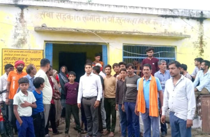 सुनवाहा की राशन दुकान में अनियमितता के आरोप, तीन माह के अंगूठे पर मिला सिर्फ एक माह का राशन  बकस्वाहा। बकस्वाहा ब्लॉक के ग्राम सुनवाहा स्थित शासकीय उचित मूल्य की दुकान में राशन वितरण में गंभीर अनियमितताओं के आरोप सामने आए हैं। उपभोक्ताओं ने शिकायत की है कि उनसे लगातार तीन माह तक पीओएस (POS) मशीन पर अंगूठा लगवाया गया, लेकिन बदले में केवल एक माह का राशन ही दिया गया।  हरबल लोधी, राजेंद्र लोधी सहित कई उपभोक्ताओं की शिकायत पर तहसीलदार सुनील कुमार ने उचित मूल्य की दुकान का निरीक्षण किया। जांच के दौरान कई उपभोक्ताओं ने बताया कि तीन माह का बायोमेट्रिक सत्यापन कराने के बावजूद उन्हें एक माह का ही राशन मिला। उपभोक्ताओं ने यह भी आरोप लगाया कि शिकायत करने या विरोध करने पर उनका नाम राशन सूची से काटने की धमकी दी जाती है।  निरीक्षण में सामने आईं अनियमितताएं  निरीक्षण के समय दुकान पर केवल गेहूं का वितरण किया जा रहा था। वहीं, सूत्रों के अनुसार दुकान के अभिलेखों में 5,100 किलोग्राम से अधिक चावल का स्टॉक दर्ज है, जबकि दुकान संचालक ने तहसीलदार को केवल लगभग 1,700 किलोग्राम चावल उपलब्ध होना बताया। इससे शेष चावल के स्टॉक को लेकर सवाल खड़े हो गए हैं।  जांच के दौरान गेहूं के कट्टे भी अव्यवस्थित हालत में मिले, जिससे वास्तविक स्टॉक का सत्यापन करने में कठिनाई हुई। उपभोक्ताओं ने मामले की निष्पक्ष जांच कर दोषियों के विरुद्ध कार्रवाई तथा बकाया राशन दिलाने की मांग की है।  तहसीलदार ने कहा  तहसीलदार सुनील कुमार ने बताया, "शिकायत मिलने पर सुनवाहा स्थित राशन दुकान का निरीक्षण किया गया। जांच के दौरान अनियमितताएं सामने आई हैं। प्रतिवेदन तैयार कर लिया गया है और नियमानुसार वैधानिक कार्रवाई की जा रही है।"  न्यूज विनोद कुमार जैन बक्सवाहा