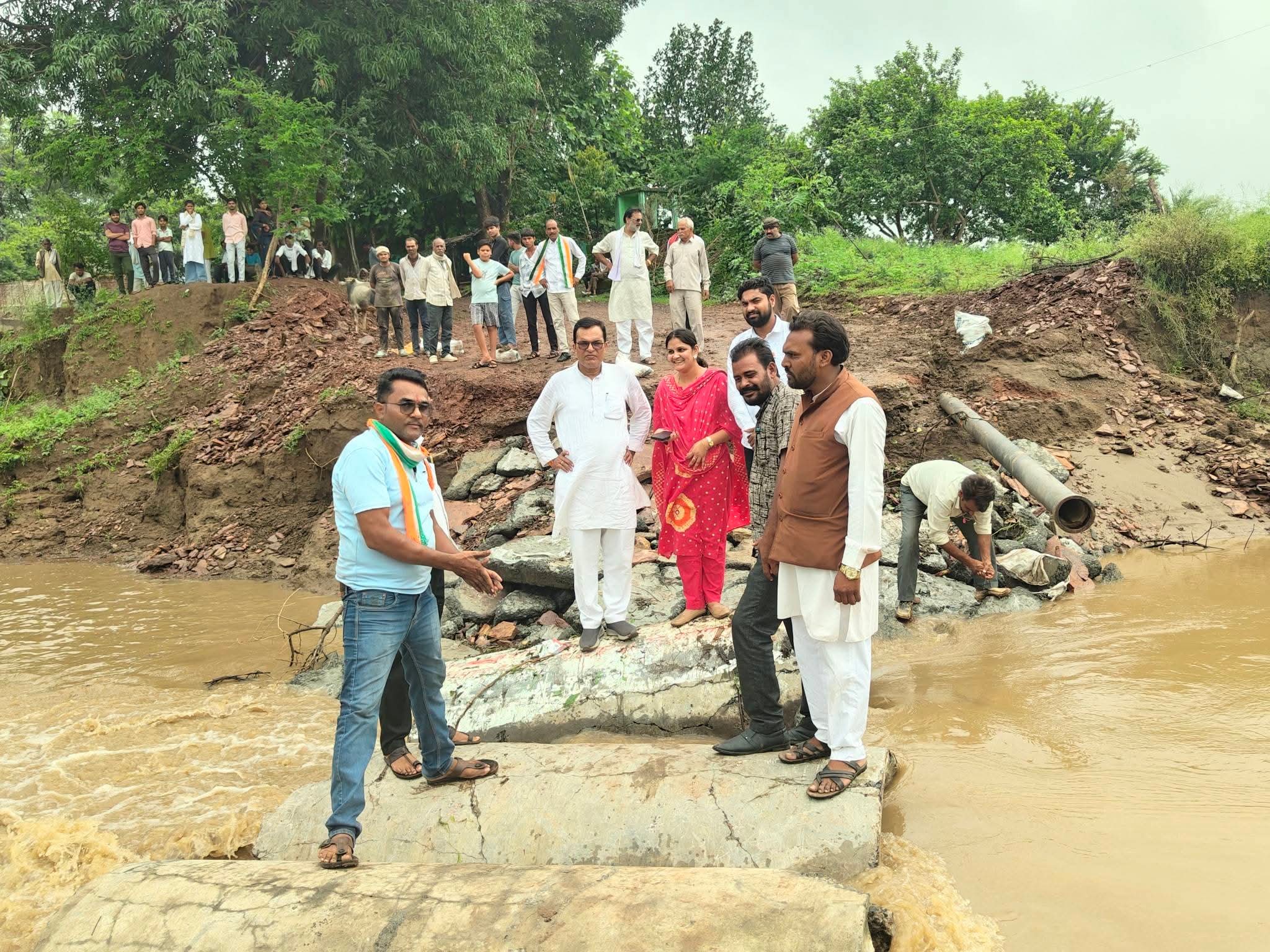 बेरखेड़ी पुलिया विवाद: वायरल वीडियो के बाद कांग्रेस नेता पहुंचे मौके पर, अब जनता पूछ रही&mdash;कब मिलेगी राहत?  बेरखेड़ी। बेरखेड़ी ग्राम में क्षतिग्रस्त पुलिया से छात्र-छात्राओं के आवागमन का वीडियो वायरल होने के बाद राजनीतिक हलचल भी तेज हो गई है। वायरल वीडियो सामने आने के बाद कांग्रेस नेताओं और कार्यकर्ताओं ने मौके पर पहुंचकर स्थिति का जायजा लिया और वहां की तस्वीरें एवं वीडियो सामने रखे।  कांग्रेस नेताओं का दावा है कि वायरल वीडियो में दिखाई गई स्थिति वास्तविक है और मौके पर पहुंचकर उन्होंने इसकी पुष्टि की है। कांग्रेस ने भाजपा नेता एवं विधायक गोपाल भार्गव के हालिया बयानों पर भी सवाल उठाते हुए कहा कि क्षेत्र की समस्या को छिपाया नहीं जा सकता।  कांग्रेस की ओर से कहा गया कि जिस स्थान पर पुलिया क्षतिग्रस्त है, उसके समीप नए पुल का निर्माण कार्य चल रहा है, लेकिन निर्माण अवधि में आम लोगों और विशेषकर विद्यार्थियों के आवागमन के लिए सुरक्षित वैकल्पिक व्यवस्था होना जरूरी है। कांग्रेस का आरोप है कि मौजूदा स्थिति में छात्र-छात्राएं जोखिम उठाकर टूटी पुलिया से निकलने को मजबूर हैं।  वहीं, कांग्रेस ने यह भी कहा कि छात्राओं द्वारा अपनी समस्या उठाना किसी राजनीतिक उद्देश्य से नहीं था, बल्कि परेशानी के चलते उन्होंने अपनी आवाज सामने रखी।  इस पूरे मामले में अब राजनीतिक आरोप-प्रत्यारोप के बीच जनता का सीधा सवाल यह है कि समस्या का समाधान कब होगा?  वायरल वीडियो सामने आने के बाद कांग्रेस नेताओं का घटनास्थल पर पहुंचना भी चर्चा का विषय बना हुआ है। सवाल यह उठ रहा है कि यदि समस्या पहले से मौजूद थी तो राजनीतिक दलों के जनप्रतिनिधि और कार्यकर्ता पहले ही मौके पर पहुंचकर स्थिति का जायजा लेकर प्रशासन के सामने समस्या क्यों नहीं रखते?  दूसरी ओर, भाजपा की ओर से निर्माणाधीन पुल के चलते वैकल्पिक व्यवस्था और मौजूदा स्थिति को लेकर क्या जवाब दिया जाता है, यह भी महत्वपूर्ण होगा।  अब देखने वाली बात यह होगी कि क्या दोनों दलों के नेता और कार्यकर्ता आरोप-प्रत्यारोप से आगे बढ़कर प्रशासन के साथ मिलकर जल्द सुरक्षित आवागमन की व्यवस्था करवाने की पहल करते हैं, या फिर मामला राजनीतिक बयानबाजी और मौके पर फोटो-वीडियो तक ही सीमित रह जाता है।  फिलहाल बेरखेड़ी के ग्रामीणों, विद्यार्थियों और उनके परिजनों की प्राथमिकता राजनीति नहीं, बल्कि सुरक्षित रास्ता और जल्द समाधान है। जनता को अब आश्वासन नहीं, बल्कि काम पूरा होने और सुरक्षित मार्ग उपलब्ध होने का इंतजार है।