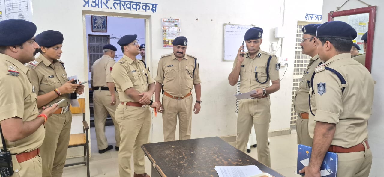 आईजी इरशाद वली का दमोह के पथरिया और देहात थाने में औचक निरीक्षण