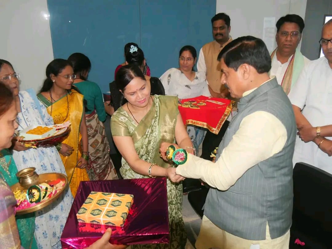 ग्वालियर में लाड़ली बहनों ने मुख्यमंत्री डॉ. मोहन यादव को बांधी राखी ग्वालियर। रक्षाबंधन के अवसर पर ग्वालियर में लाड़ली बहनों ने मुख्यमंत्री डॉ. मोहन यादव की कलाई पर स्नेह और विश्वास के साथ राखी बांधी। इस दौरान मुख्यमंत्री ने बहनों को आत्मीय आशीर्वाद देते हुए उनके सम्मान, सुरक्षा और खुशहाली के लिए सरकार की प्रतिबद्धता दोहराई। लाड़ली बहनों ने लाड़ली बहना योजना के तहत मिली अतिरिक्त राशि के लिए मुख्यमंत्री डॉ. यादव का आभार व्यक्त करते हुए उन्हें धन्यवाद पत्र भी भेंट किया। इस दौरान बहनों ने सरकार की योजनाओं के प्रति अपना आभार जताया। वहीं ग्वालियर एयर टर्मिनल पर सुरक्षा व्यवस्था में तैनात दो महिला CISF सुरक्षा कर्मियों ने भी मुख्यमंत्री डॉ. मोहन यादव को राखी बांधी। मुख्यमंत्री ने दोनों महिला सुरक्षा कर्मियों को मिठाई और उपहार भेंट कर रक्षाबंधन की शुभकामनाएं दीं। रक्षाबंधन का यह अवसर मुख्यमंत्री और बहनों के बीच स्नेह, विश्वास एवं आत्मीयता का प्रतीक बना। ग्वालियर में लाड़ली बहनों ने मुख्यमंत्री डॉ. मोहन यादव को बांधी राखी ग्वालियर। रक्षाबंधन के अवसर पर ग्वालियर में लाड़ली बहनों ने मुख्यमंत्री डॉ. मोहन यादव की कलाई पर स्नेह और विश्वास के साथ राखी बांधी। इस दौरान मुख्यमंत्री ने बहनों को आत्मीय आशीर्वाद देते हुए उनके सम्मान, सुरक्षा और खुशहाली के लिए सरकार की प्रतिबद्धता दोहराई। लाड़ली बहनों ने लाड़ली बहना योजना के तहत मिली अतिरिक्त राशि के लिए मुख्यमंत्री डॉ. यादव का आभार व्यक्त करते हुए उन्हें धन्यवाद पत्र भी भेंट किया। इस दौरान बहनों ने सरकार की योजनाओं के प्रति अपना आभार जताया। वहीं ग्वालियर एयर टर्मिनल पर सुरक्षा व्यवस्था में तैनात दो महिला CISF सुरक्षा कर्मियों ने भी मुख्यमंत्री डॉ. मोहन यादव को राखी बांधी। मुख्यमंत्री ने दोनों महिला सुरक्षा कर्मियों को मिठाई और उपहार भेंट कर रक्षाबंधन की शुभकामनाएं दीं। रक्षाबंधन का यह अवसर मुख्यमंत्री और बहनों के बीच स्नेह, विश्वास एवं आत्मीयता का प्रतीक बना।