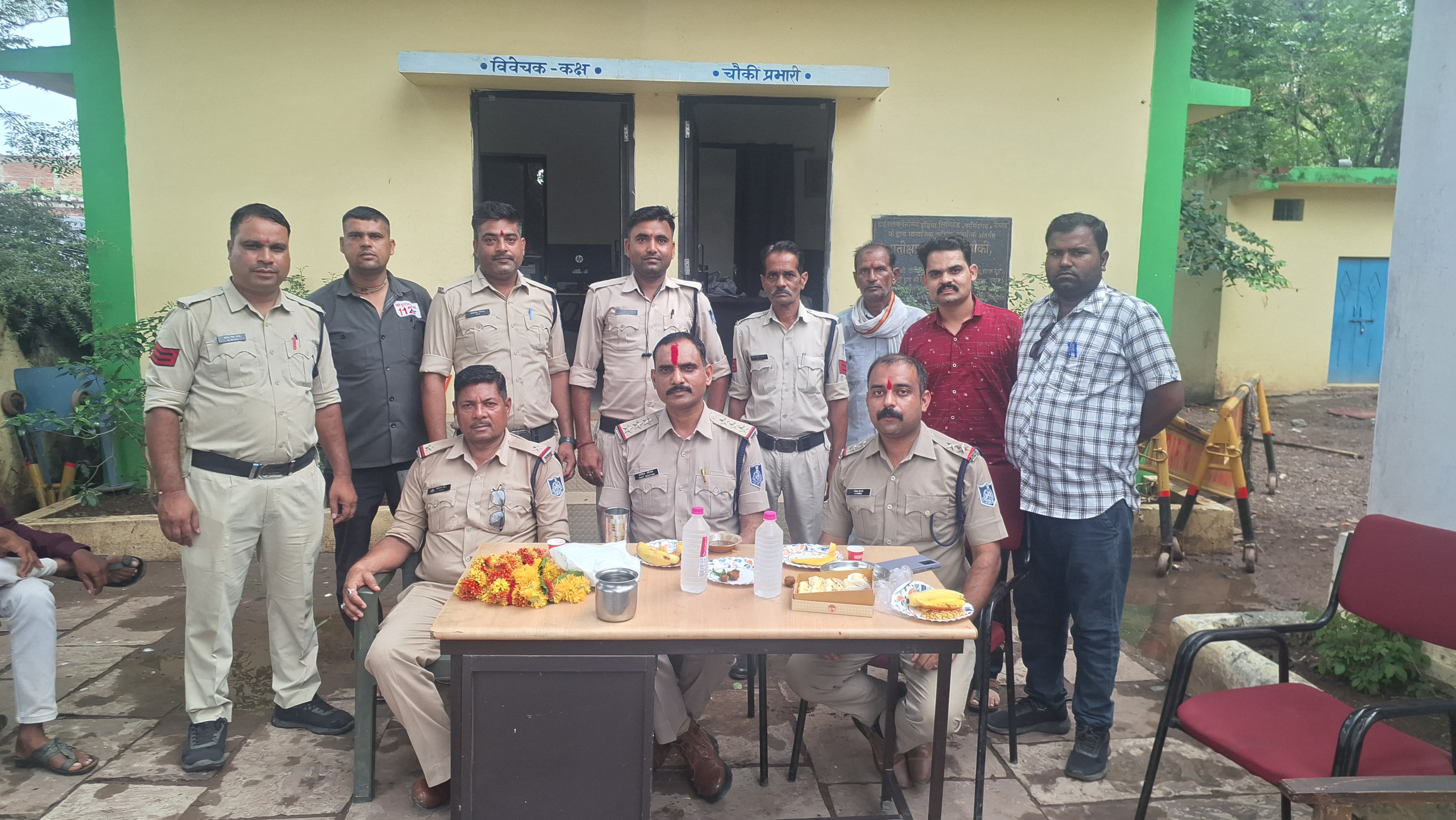 दमोह देहात थाना प्रभारी अमित गौतम को नरसिंहगढ़ पुलिस चौकी में भावभीनी विदाई, पीटीएस सागर हुए स्थानांतरित दमोह। दमोह देहात थाना प्रभारी अमित गौतम के पीटीएस सागर स्थानांतरण होने पर पुलिस चौकी नरसिंहगढ़ में भावभीनी विदाई समारोह आयोजित किया गया।   पुलिस चौकी नरसिंहगढ़ प्रभारी रोहित त्रिवेदी के समस्त स्टाफ ने श्री अमित गौतम का पुष्पमाला पहनाकर एवं तिलक लगाकर सम्मानपूर्वक विदाई दी। समारोह में नरसिंहगढ़ जनपद सदस्य प्रतिनिधि संतोष मोदी सहित ग्राम के गणमान्य नागरिक भी उपस्थित रहे। सभी ने श्री गौतम के कार्यकाल की सराहना करते हुए उनके उज्ज्वल भविष्य एवं नई जिम्मेदारी के सफल निर्वहन की शुभकामनाएं दीं। कार्यक्रम का माहौल आत्मीयता और सम्मान से परिपूर्ण रहा।