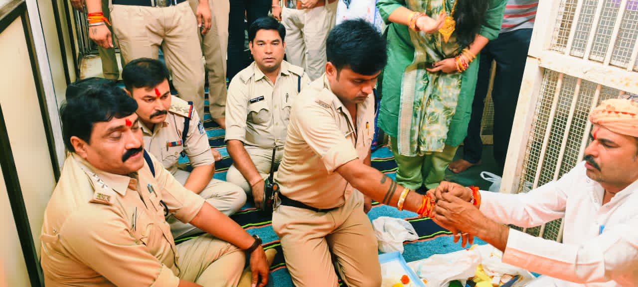 दमोह कोतवाली में धूमधाम से मनाया गया कृष्ण जन्मोत्सव, पुलिस स्टाफ ने की विधि-विधान से पूजा