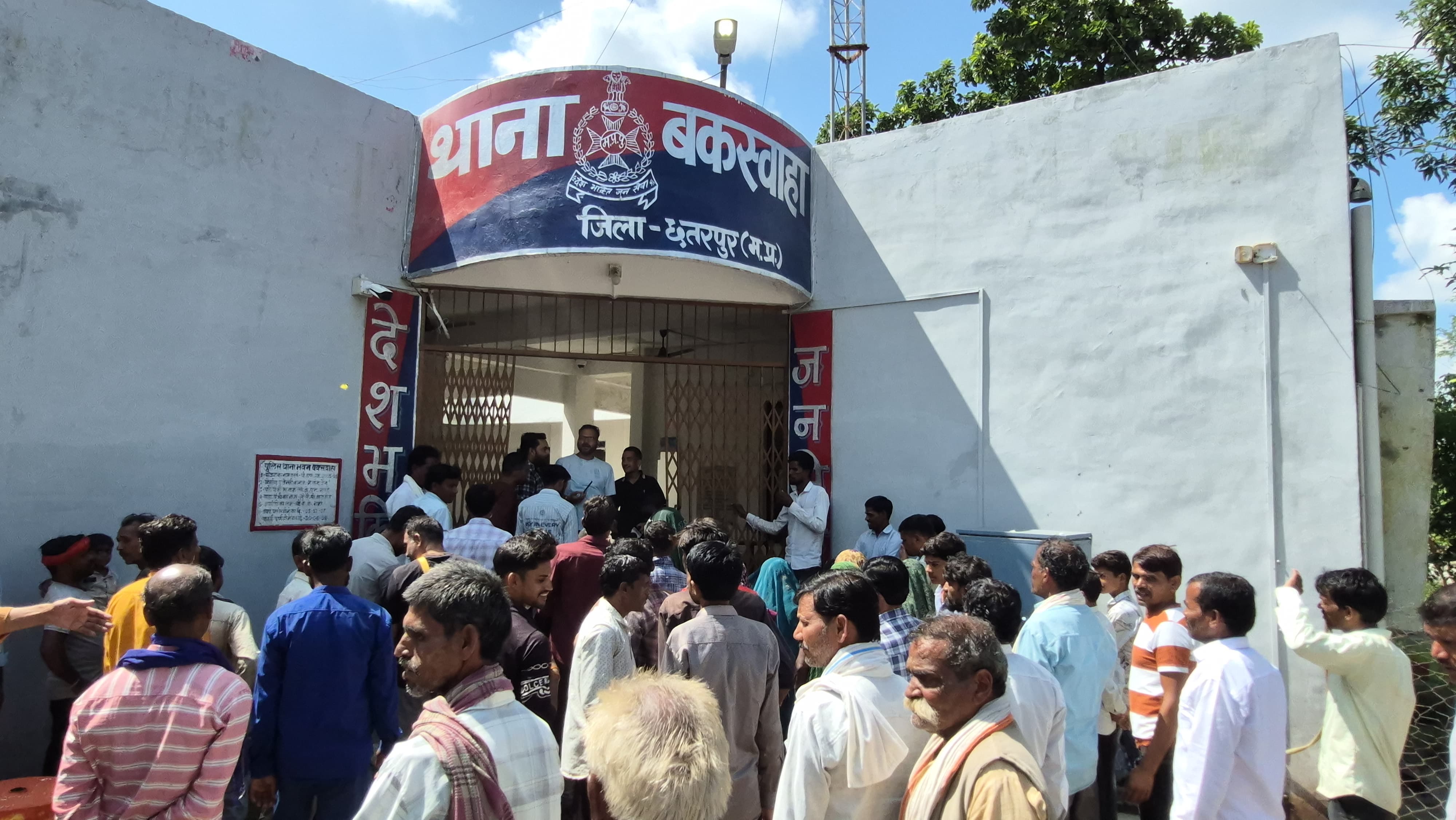 अवैध शराब के खिलाफ गांव-गांव फूट रहा गुस्सा, पौड़ी के ग्रामीणों ने सौंपा ज्ञापन