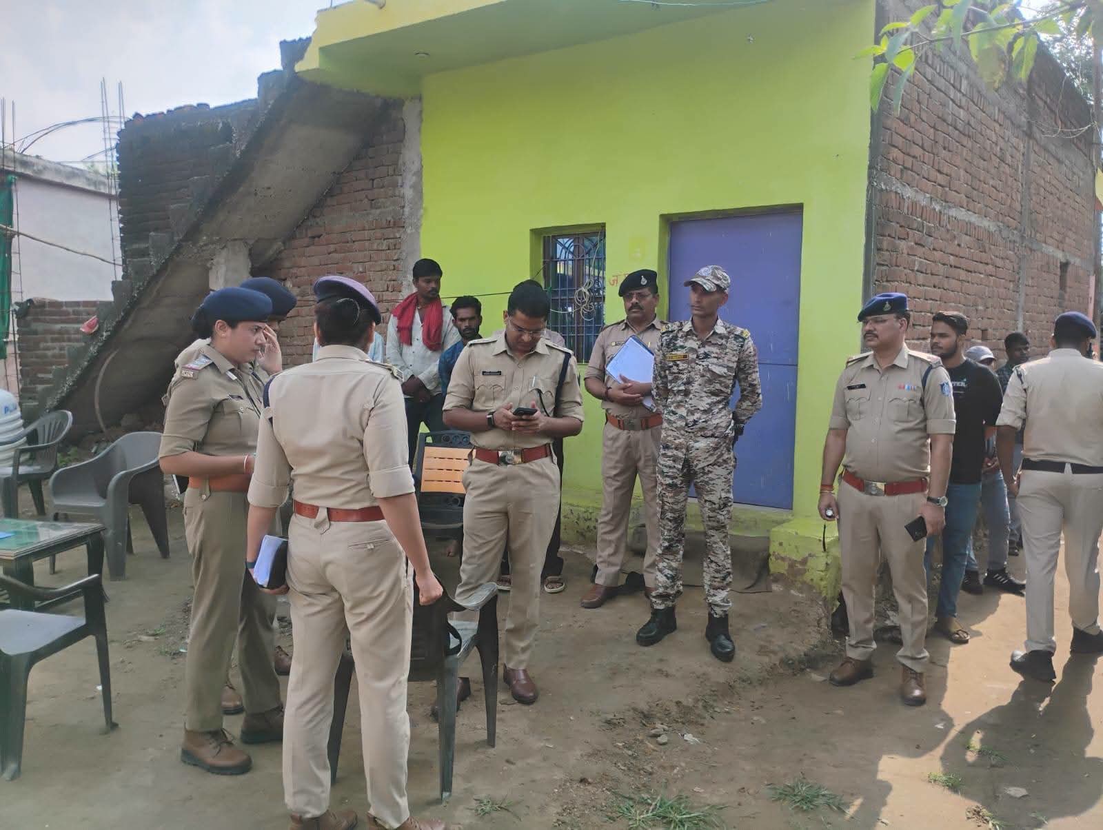 पति-पत्नी के विवाद के बाद महिला समेत तीन बच्चों की मौत, कविरपुर में सनसनी  मगरोन थाना क्षेत्र का मामला, पुलिस ने एक व्यक्ति को अभिरक्षा में लेकर शुरू की पूछताछ; एसपी, एसडीओपी और प्रशिक्षु डीएसपी समेत पुलिस अधिकारी मौके पर पहुंचे  बटियागढ़। मगरोन थाना क्षेत्र के कविरपुर गांव में पति-पत्नी के बीच विवाद के बाद एक महिला और तीन बच्चों की मौत का मामला सामने आया है। घटना की जानकारी मिलते ही पुलिस महकमे में हड़कंप मच गया। मामले की गंभीरता को देखते हुए वरिष्ठ पुलिस अधिकारी तत्काल घटनास्थल पर पहुंचे और जांच शुरू कराई।  बताया गया कि घटना की सूचना मिलने के बाद पुलिस अधीक्षक आनंद कलादगी, एसडीओपी प्रिया सिंधी, प्रशिक्षु डीएसपी शिव प्रसाद कंगाली, मगरोन थाना प्रभारी वंदना गौर सहित पुलिस बल मौके पर पहुंचा। अधिकारियों ने घटनास्थल का निरीक्षण किया और मामले से जुड़े तथ्यों की जानकारी जुटाई।  पुलिस ने मामले में एक व्यक्ति को अभिरक्षा में लिया है। उससे घटना के संबंध में पूछताछ की जा रही है। हालांकि, घटना के पीछे की वास्तविक वजह और मौतों की परिस्थितियों को लेकर पुलिस की जांच अभी जारी है।  पुलिस द्वारा घटनास्थल से साक्ष्य जुटाए जा रहे हैं और मामले के सभी संभावित पहलुओं की जांच की जा रही है। पुलिस का कहना है कि जांच पूरी होने तथा आवश्यक तथ्यों के सामने आने के बाद ही घटना की वास्तविक परिस्थितियां स्पष्ट हो सकेंगी।  गांव में पसरा सन्नाटा  एक साथ चार लोगों की मौत की खबर से कविरपुर गांव में सनसनी फैल गई। घटना के बाद बड़ी संख्या में लोग मौके पर पहुंचे। पुलिस ने घटनास्थल को सुरक्षित रखते हुए जांच प्रक्रिया शुरू की है।  फिलहाल पुलिस की जांच जारी है और आधिकारिक जांच के निष्कर्ष के बाद ही मौतों के कारण तथा घटना से जुड़े अन्य तथ्यों की स्थिति स्पष्ट होगी।