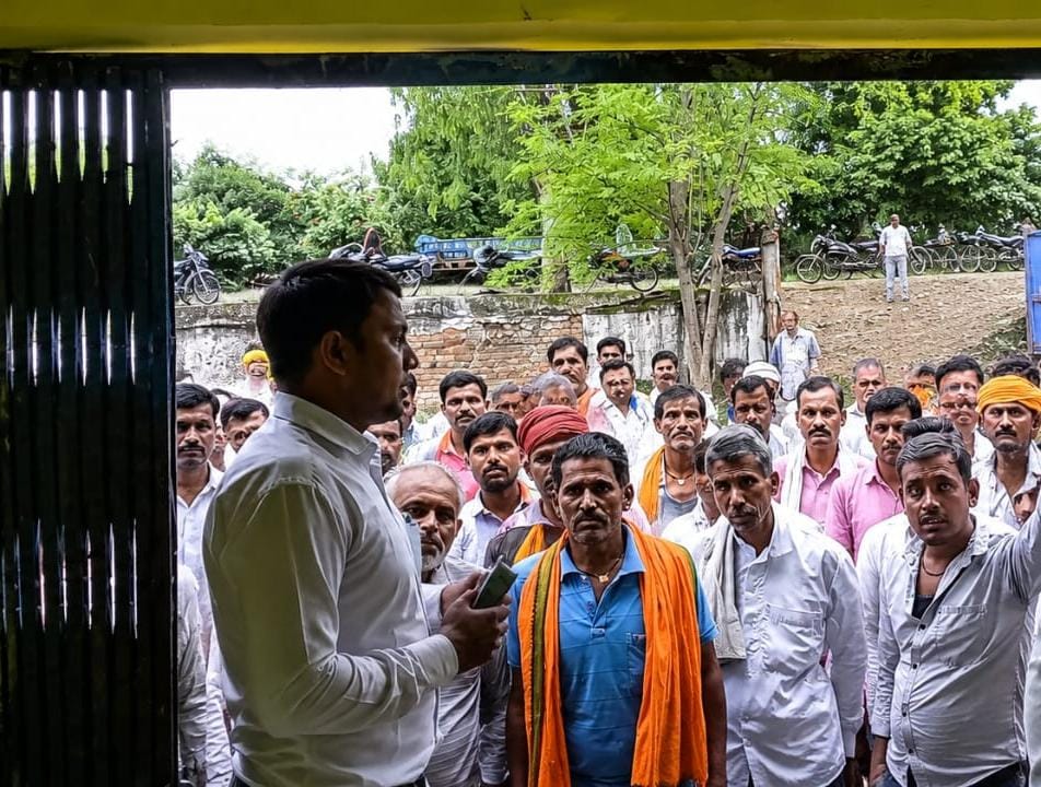 सुनवाहा की राशन दुकान में अनियमितता के आरोप, तीन माह के अंगूठे पर मिला सिर्फ एक माह का राशन  बकस्वाहा। बकस्वाहा ब्लॉक के ग्राम सुनवाहा स्थित शासकीय उचित मूल्य की दुकान में राशन वितरण में गंभीर अनियमितताओं के आरोप सामने आए हैं। उपभोक्ताओं ने शिकायत की है कि उनसे लगातार तीन माह तक पीओएस (POS) मशीन पर अंगूठा लगवाया गया, लेकिन बदले में केवल एक माह का राशन ही दिया गया।  हरबल लोधी, राजेंद्र लोधी सहित कई उपभोक्ताओं की शिकायत पर तहसीलदार सुनील कुमार ने उचित मूल्य की दुकान का निरीक्षण किया। जांच के दौरान कई उपभोक्ताओं ने बताया कि तीन माह का बायोमेट्रिक सत्यापन कराने के बावजूद उन्हें एक माह का ही राशन मिला। उपभोक्ताओं ने यह भी आरोप लगाया कि शिकायत करने या विरोध करने पर उनका नाम राशन सूची से काटने की धमकी दी जाती है।  निरीक्षण में सामने आईं अनियमितताएं  निरीक्षण के समय दुकान पर केवल गेहूं का वितरण किया जा रहा था। वहीं, सूत्रों के अनुसार दुकान के अभिलेखों में 5,100 किलोग्राम से अधिक चावल का स्टॉक दर्ज है, जबकि दुकान संचालक ने तहसीलदार को केवल लगभग 1,700 किलोग्राम चावल उपलब्ध होना बताया। इससे शेष चावल के स्टॉक को लेकर सवाल खड़े हो गए हैं।  जांच के दौरान गेहूं के कट्टे भी अव्यवस्थित हालत में मिले, जिससे वास्तविक स्टॉक का सत्यापन करने में कठिनाई हुई। उपभोक्ताओं ने मामले की निष्पक्ष जांच कर दोषियों के विरुद्ध कार्रवाई तथा बकाया राशन दिलाने की मांग की है।  तहसीलदार ने कहा  तहसीलदार सुनील कुमार ने बताया, "शिकायत मिलने पर सुनवाहा स्थित राशन दुकान का निरीक्षण किया गया। जांच के दौरान अनियमितताएं सामने आई हैं। प्रतिवेदन तैयार कर लिया गया है और नियमानुसार वैधानिक कार्रवाई की जा रही है।"  न्यूज विनोद कुमार जैन बक्सवाहा
