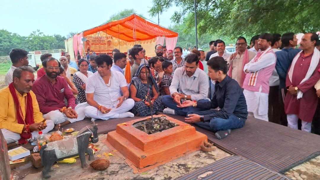 नरसिंहगढ़ को मिली बड़ी सौगात: 50 लाख से बनेगा सार्वजनिक शादी घर, मंत्री लखन पटेल ने किया भूमिपूजन  नरसिंहगढ़। ग्राम नरसिंहगढ़ में आर्थिक रूप से कमजोर परिवारों के लिए बड़ी सौगात मिली है। यहां 50 लाख रुपये की लागत से सार्वजनिक शादी घर का निर्माण किया जाएगा। शनिवार को आनंद विभाग के राज्यमंत्री (स्वतंत्र प्रभार) लखन पटेल ने विधिवत भूमिपूजन कर निर्माण कार्य की शुरुआत कराई। शादी घर के निर्माण के लिए ग्राम पंचायत नरसिंहगढ़ के सरपंच एवं प्रतिनिधियों के प्रयासों की महत्वपूर्ण भूमिका रही।  प्रस्तावित शादी घर का निर्माण करीब 6 हजार वर्गफीट क्षेत्र में किया जाएगा। इसमें विशाल हॉल सहित आवश्यक सुविधाएं उपलब्ध रहेंगी। भवन का उपयोग विवाह समारोहों के साथ सामाजिक बैठक, सामुदायिक कार्यक्रम एवं अन्य सार्वजनिक आयोजनों के लिए भी किया जा सकेगा।  हर पंचायत में विकास के लिए 25 से 50 लाख तक की राशि  भूमिपूजन कार्यक्रम को संबोधित करते हुए मंत्री लखन पटेल ने कहा कि उनके कार्यकाल में विधानसभा क्षेत्र की प्रत्येक ग्राम पंचायत के विकास कार्यों के लिए करीब 25 से 50 लाख रुपये तक की राशि उपलब्ध कराई गई है। उन्होंने कहा कि अभी विकास कार्यों के लिए पर्याप्त समय शेष है और जरूरत के अनुसार आगे भी राशि उपलब्ध कराई जाएगी।  उन्होंने कहा कि नरसिंहगढ़ क्षेत्र में बड़े सामाजिक एवं पारिवारिक आयोजनों के लिए पर्याप्त सार्वजनिक स्थान की आवश्यकता थी। शादी घर के निर्माण से विशेष रूप से आर्थिक रूप से कमजोर परिवारों को निजी मैरिज गार्डन का खर्च उठाए बिना विवाह एवं अन्य सामाजिक आयोजन करने की सुविधा मिलेगी।  पंचायत के प्रयासों की सराहना  शादी घर के निर्माण को लेकर ग्राम पंचायत नरसिंहगढ़ के सरपंच एवं प्रतिनिधियों द्वारा किए गए प्रयासों की सराहना की गई। निर्माण कार्य माता रानी कंस्ट्रक्शन, शिवम सिंह ठाकुर द्वारा किया जाएगा। कार्यक्रम में कार्यपालन यंत्री अदिति सिंह तथा नरसिंहगढ़ भाजपा मंडल अध्यक्ष दिनेश पटेल सहित अन्य जनप्रतिनिधि मौजूद रहे।  कार्यक्रम में जिला पंचायत उपाध्यक्ष प्रतिनिधि धर्मेंद्र कटारे, पथरिया जनपद अध्यक्ष खिलान अहिरवार, पूर्व भाजपा जिला अध्यक्ष नरेंद्र व्यास, पूर्व मंडी अध्यक्ष खरग राम पटेल, सरपंच प्रतिनिधि पंडित राजेंद्र बिदौलिया, महिला मोर्चा की माया पटेल सहित लगभग 10 से 15 ग्राम पंचायतों के सरपंच एवं प्रतिनिधियों की मौजूदगी रही।  इस दौरान सरपंच नरोत्तम पटेल, जगदीश पटेल, गोकुल सिंह, अमोल सिंह, महेंद्र पटेल, महामंत्री बलिराम अठिया, मकुंदी यादव, शरीफ खान, सूरज मिश्रा, कर्मचारी कोमल सिंह पटवारी, सचिव संतोष यादव सहित बड़ी संख्या में ग्रामीण उपस्थित रहे।
