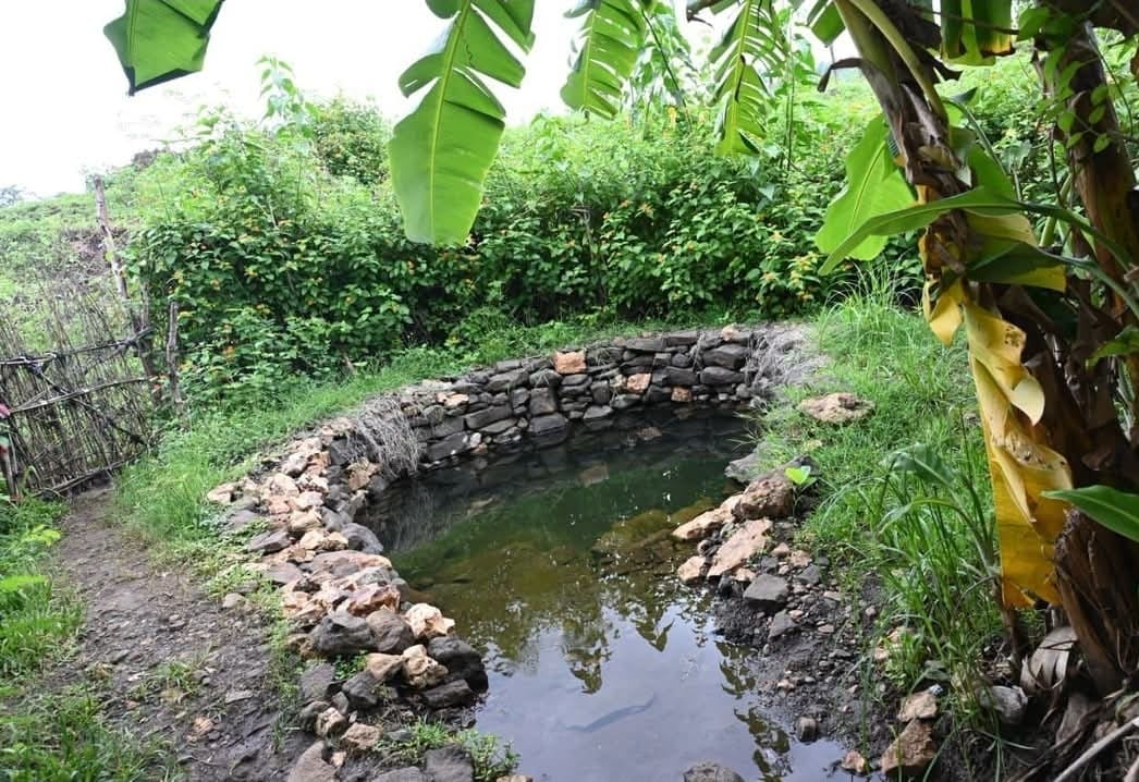 उमरिया में मछरार नदी के उद्गम स्थल पर मंत्री प्रहलाद सिंह पटेल ने किया पौधारोपण, जल स्रोतों के संरक्षण का दिया संदेश  उमरिया। मध्य प्रदेश सरकार के मंत्री प्रहलाद सिंह पटेल ने रविवार को उमरिया जिले के जनपद पंचायत काकेली अंतर्गत ग्राम कटरिया, ग्राम पंचायत पठारी कला स्थित मछरार नदी के उद्गम स्थल पर पूजा-अर्चना कर पौधारोपण कार्यक्रम में सहभागिता की। इस दौरान उन्होंने जल स्रोतों और नदियों के संरक्षण का संदेश देते हुए कहा कि प्रकृति और पर्यावरण की रक्षा सभी की सामूहिक जिम्मेदारी है।  इस अवसर पर मंत्री पटेल ने कहा, "मैं पुनः अपनी बात दोहराऊँगा&mdash; जहाँ नदियों का उद्गम होता है, वहाँ ऊर्जा होती है और जहाँ संगम होता है, वहाँ जीवन होता है। ऐसी पवित्र जगहों को नष्ट करने की गलती कभी नहीं करनी चाहिए।"  उन्होंने कहा कि नदियों के उद्गम स्थलों का संरक्षण और अधिक से अधिक पौधारोपण भविष्य की पीढ़ियों के लिए स्वच्छ जल और स्वस्थ पर्यावरण सुनिश्चित करने की दिशा में महत्वपूर्ण कदम है।  कार्यक्रम में बांधवगढ़ विधायक शिवनारायण सिंह, भाजपा जिलाध्यक्ष आशुतोष अग्रवाल, जिला पंचायत अध्यक्ष अनुजा पटेल, पूर्व जिलाध्यक्ष मिथिलेश मिश्रा, जिला महामंत्री दीपक छतवानी, जिला पंचायत सदस्य बेला सिंह, वरिष्ठ नेता ज्ञानेन्द्र सिंह, मंडल अध्यक्ष शैलेन्द्र द्विवेदी, सरपंच गोविंद सिंह सहित बड़ी संख्या में जनप्रतिनिधि, भाजपा कार्यकर्ता एवं स्थानीय नागरिक उपस्थित रहे।  पौधारोपण कार्यक्रम के माध्यम से पर्यावरण संरक्षण, जल संवर्धन और प्राकृतिक धरोहरों के संरक्षण का संदेश दिया गया।