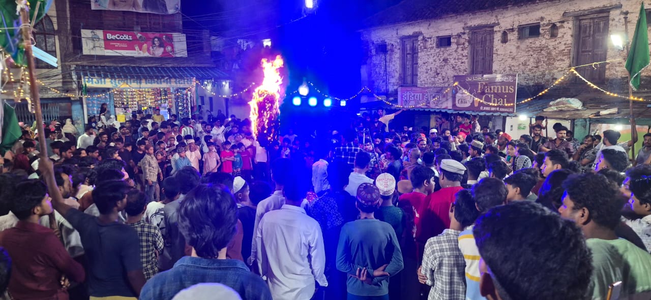 *दमोह में मुहर्रम परंपरागत रूप से जारी, गढ़ी मोहल्ला से निकली सवारी,17 से 26 जून तक धार्मिक कार्यक्रम, कलेक्टर-एसपी के निर्देशन में सुरक्षा के पुख्ता इंतजाम* *नवभारत न्यूज* *दमोह*। मजहबे इस्लाम का मुख्य पर्व मुहर्रम शहर और जिले भर में 17 जून से 26 जून तक आयोजित किया जा रहा है। दमोह शहर में भी परंपरागत रूप से यह पर्व मनाया जा रहा है, जिसके तहत 10 दिन तक धार्मिक कार्यक्रम चल रहे हैं। 24-25 जून, बुधवार-गुरुवार की रात को शहर के स्थानीय गढ़ी मोहल्ला से रात 12 बजे सवारी का आयोजन प्रारंभ हुआ। यह सवारी गडरयाऊ मोहल्ला, पठानी मोहल्ला, महाकाली चौराहा, बड़ा पुल, नया बाजार, घंटाघर टाकीज चौराहा, पुराना थाना से होते हुए अपने प्रारंभ स्थल गढ़ी मोहल्ला में समापन होगा। इसी को लेकर दमोह कलेक्टर प्रताप नारायण यादव और पुलिस अधीक्षक आनंद कलादगि (आईपीएस) के निर्देशन में पुलिस-प्रशासनिक व्यवस्थाएं लगाई गई हैं। दमोह शहर के चौराहा-तिराहों पर अतिरिक्त पुलिस बल तैनात किया गया है। सीएसपी एचआर पांडे, टीआई कोतवाली मनीष कुमार, टीआई रचना मिश्रा, सब इंस्पेक्टर नीतीश जैन सहित भारी संख्या में पुलिस बल मौजूद है। *दमोह में मुहर्रम परंपरागत रूप से जारी, गढ़ी मोहल्ला से निकली सवारी,17 से 26 जून तक धार्मिक कार्यक्रम, कलेक्टर-एसपी के निर्देशन में सुरक्षा के पुख्ता इंतजाम* *नवभारत न्यूज* *दमोह*। मजहबे इस्लाम का मुख्य पर्व मुहर्रम शहर और जिले भर में 17 जून से 26 जून तक आयोजित किया जा रहा है। दमोह शहर में भी परंपरागत रूप से यह पर्व मनाया जा रहा है, जिसके तहत 10 दिन तक धार्मिक कार्यक्रम चल रहे हैं। 24-25 जून, बुधवार-गुरुवार की रात को शहर के स्थानीय गढ़ी मोहल्ला से रात 12 बजे सवारी का आयोजन प्रारंभ हुआ। यह सवारी गडरयाऊ मोहल्ला, पठानी मोहल्ला, महाकाली चौराहा, बड़ा पुल, नया बाजार, घंटाघर टाकीज चौराहा, पुराना थाना से होते हुए अपने प्रारंभ स्थल गढ़ी मोहल्ला में समापन होगा। इसी को लेकर दमोह कलेक्टर प्रताप नारायण यादव और पुलिस अधीक्षक आनंद कलादगि (आईपीएस) के निर्देशन में पुलिस-प्रशासनिक व्यवस्थाएं लगाई गई हैं। दमोह शहर के चौराहा-तिराहों पर अतिरिक्त पुलिस बल तैनात किया गया है। सीएसपी एचआर पांडे, टीआई कोतवाली मनीष कुमार, टीआई रचना मिश्रा, सब इंस्पेक्टर नीतीश जैन सहित भारी संख्या में पुलिस बल मौजूद है।