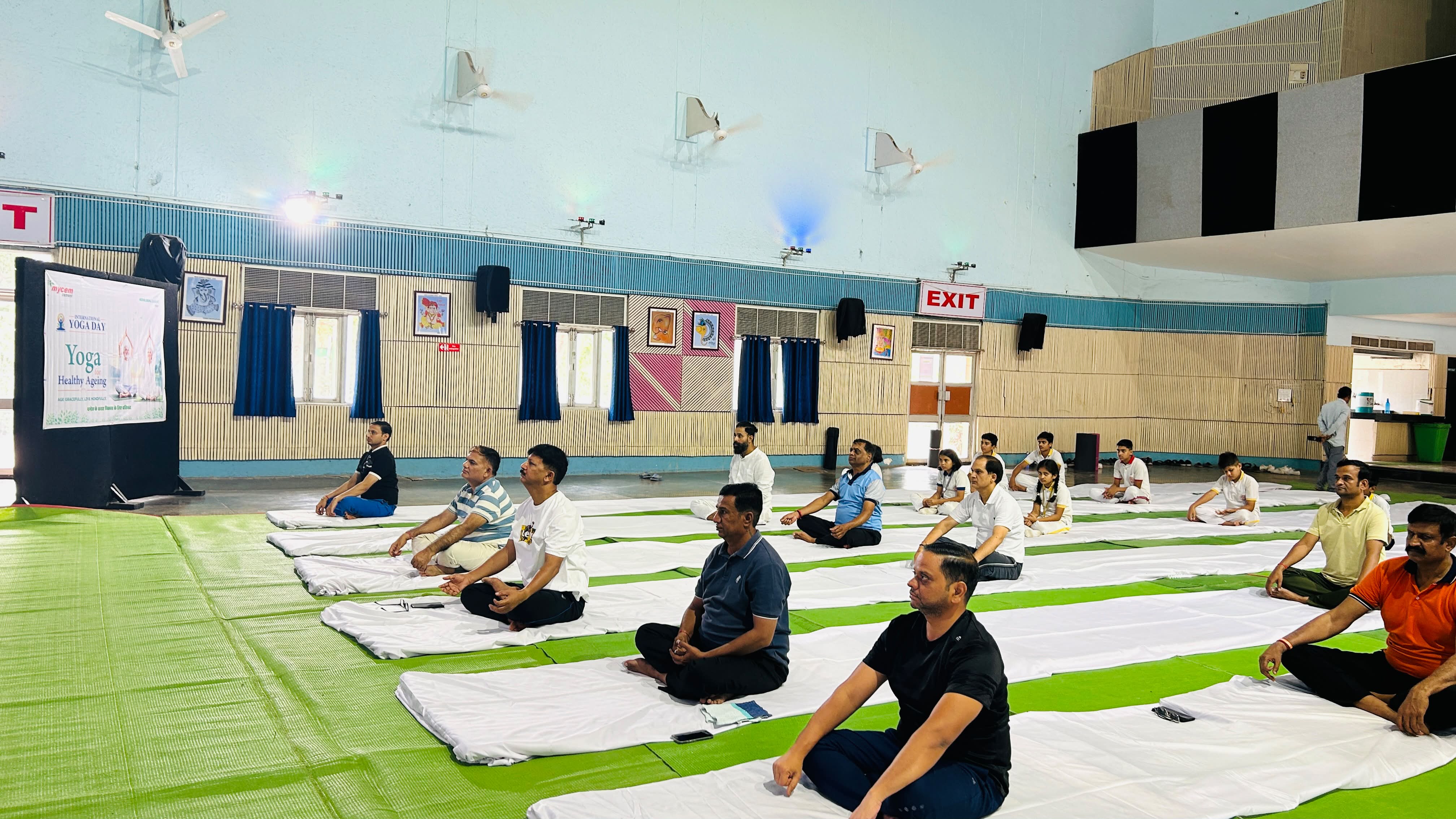 *हाइडलबर्ग सीमेंट स्टाफ क्लब में धूमधाम से मनाया गया अंतर्राष्ट्रीय योग दिवस* *एसडीएम पथरिया श्री निकेत चौरसिया जी और टेक्निकल क्लस्टर हेड श्री सुरेश दुबे रहे मौजूद* दमोह। अंतर्राष्ट्रीय योग दिवस के अवसर पर आज हाइडलबर्ग सीमेंट स्टाफ कॉलोनी के स्टाफ क्लब में एक गरिमामयी योग शिविर का आयोजन किया गया। कार्यक्रम का शुभारंभ मुख्य अतिथि एसडीएम पथरिया श्री निकेत चौरसिया जी और हाइडलबर्ग सीमेंट के टेक्निकल क्लस्टर हेड श्री सुरेश दुबे की गरिमामयी उपस्थिति में पारंपरिक रूप से दीप प्रज्वलित कर किया गया। इस विशेष योग सत्र में कंपनी के अधिकारी, कर्मचारी और उनके परिवारजन बड़ी संख्या में शामिल हुए। कार्यक्रम के दौरान योग्य प्रशिक्षकों के मार्गदर्शन में उपस्थित सभी लोगों ने सामूहिक रूप से प्राणायाम, ध्यान (मेडिटेशन) और विभिन्न योगासनों का अभ्यास किया। इस अवसर पर संबोधित करते हुए अतिथियों ने कहा कि योग हमारी प्राचीन धरोहर है जो न केवल शारीरिक स्वास्थ्य को दुरुस्त रखता है, बल्कि मानसिक शांति और सकारात्मक ऊर्जा का भी संचार करता है। आज की व्यस्त जीवनशैली में तनावमुक्त और ऊर्जावान रहने के लिए दैनिक जीवन में योग को अपनाना अत्यंत आवश्यक है। हाइडलबर्ग सीमेंट प्रबंधन हमेशा से अपने कर्मचारियों और स्थानीय समुदाय के स्वास्थ्य एवं कल्याण के लिए प्रतिबद्ध रहा है। इसी कड़ी में आयोजित इस योग दिवस कार्यक्रम का मुख्य उद्देश्य सभी को स्वास्थ्य के प्रति जागरूक करना और एक स्वस्थ जीवन शैली के लिए प्रेरित करना था। कार्यक्रम के समापन पर सभी प्रतिभागियों ने नियमित रूप से योग करने का संकल्प लिया।