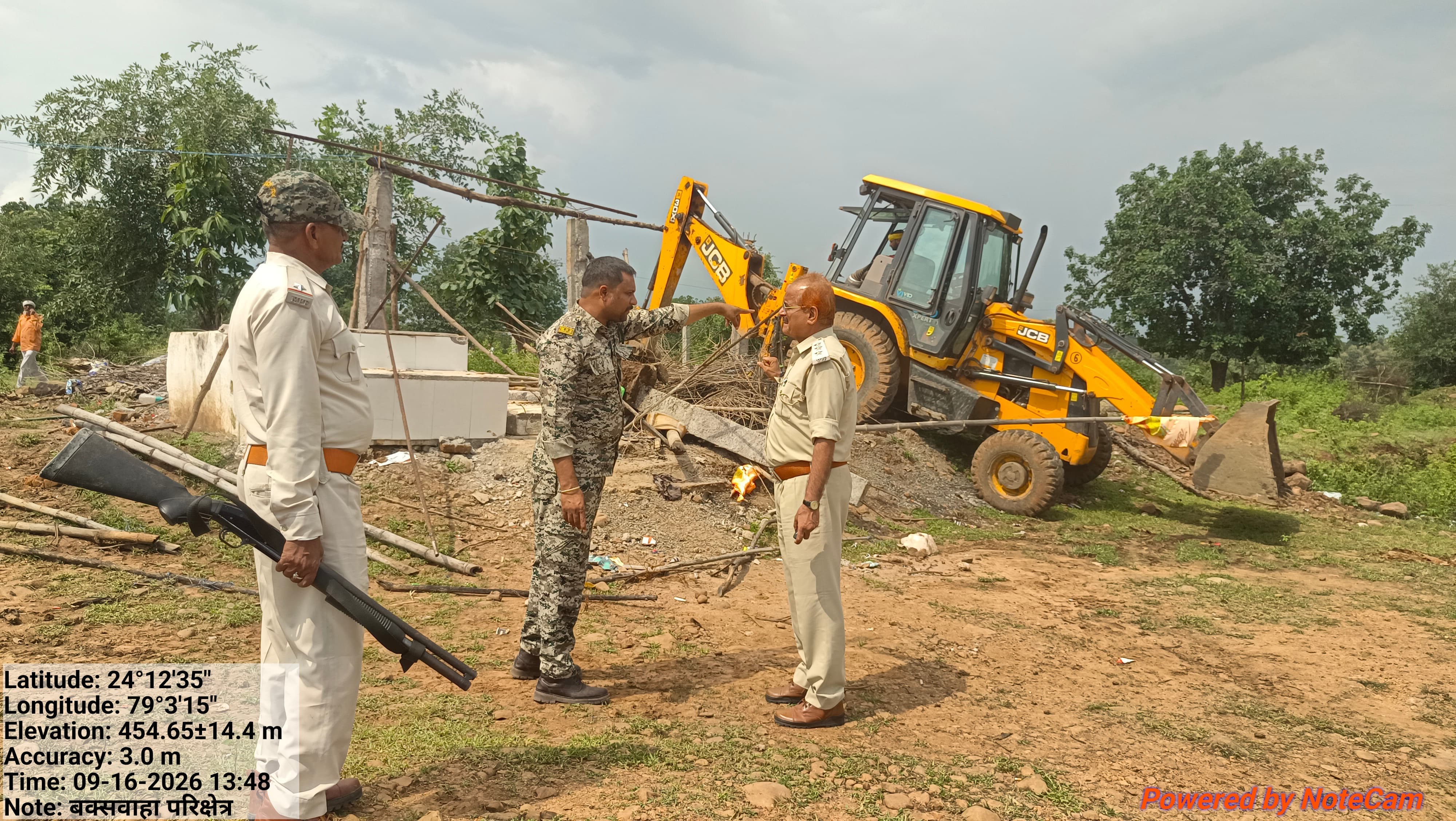 राष्ट्रीय राजमार्ग किनारे वनभूमि पर चला जेसीबी, स्थायी-अस्थायी अतिक्रमण जमींदोज राष्ट्रीय राजमार्ग किनारे वनभूमि पर चला जेसीबी, स्थायी-अस्थायी अतिक्रमण जमींदोज