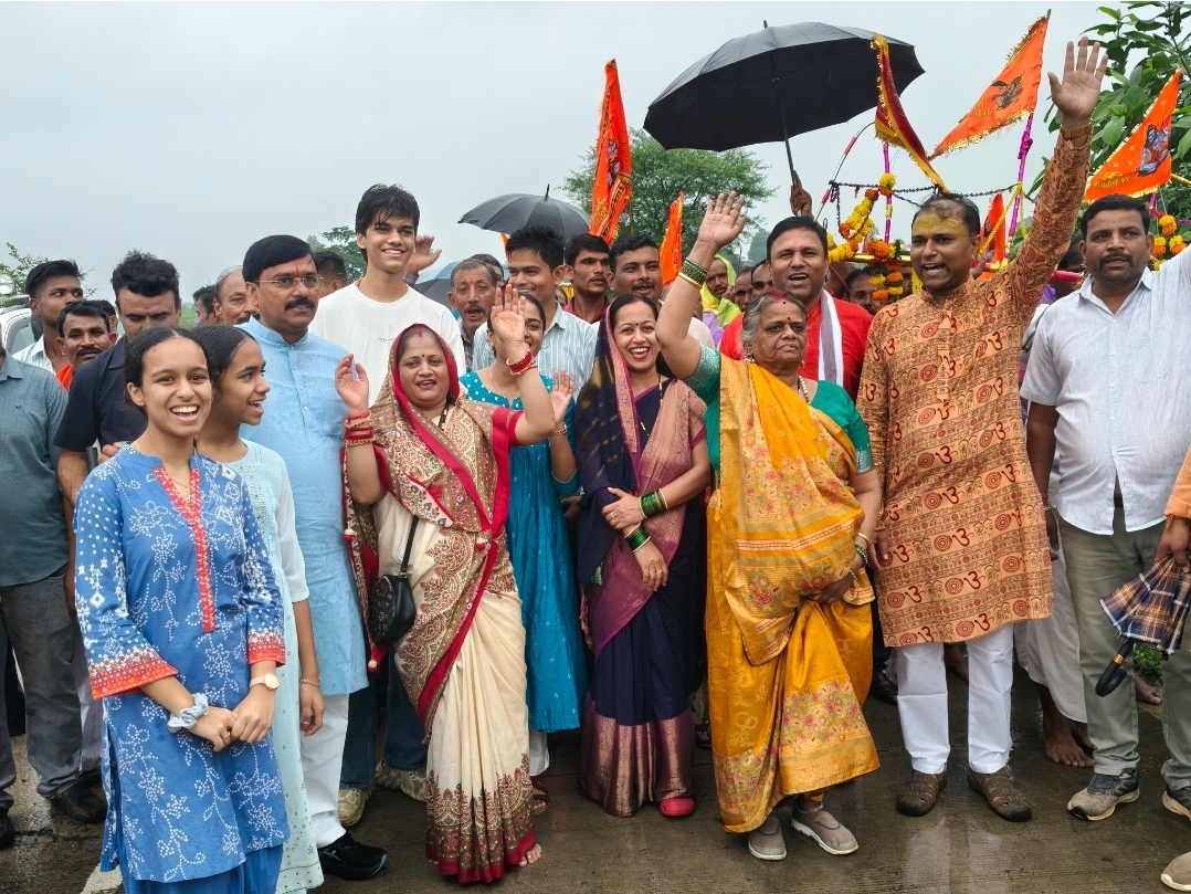 कांवड़ यात्रा में मंत्री-सांसद कांवड़ियों के साथ झूमे, हजारों श्रद्धालु हुए शामिल