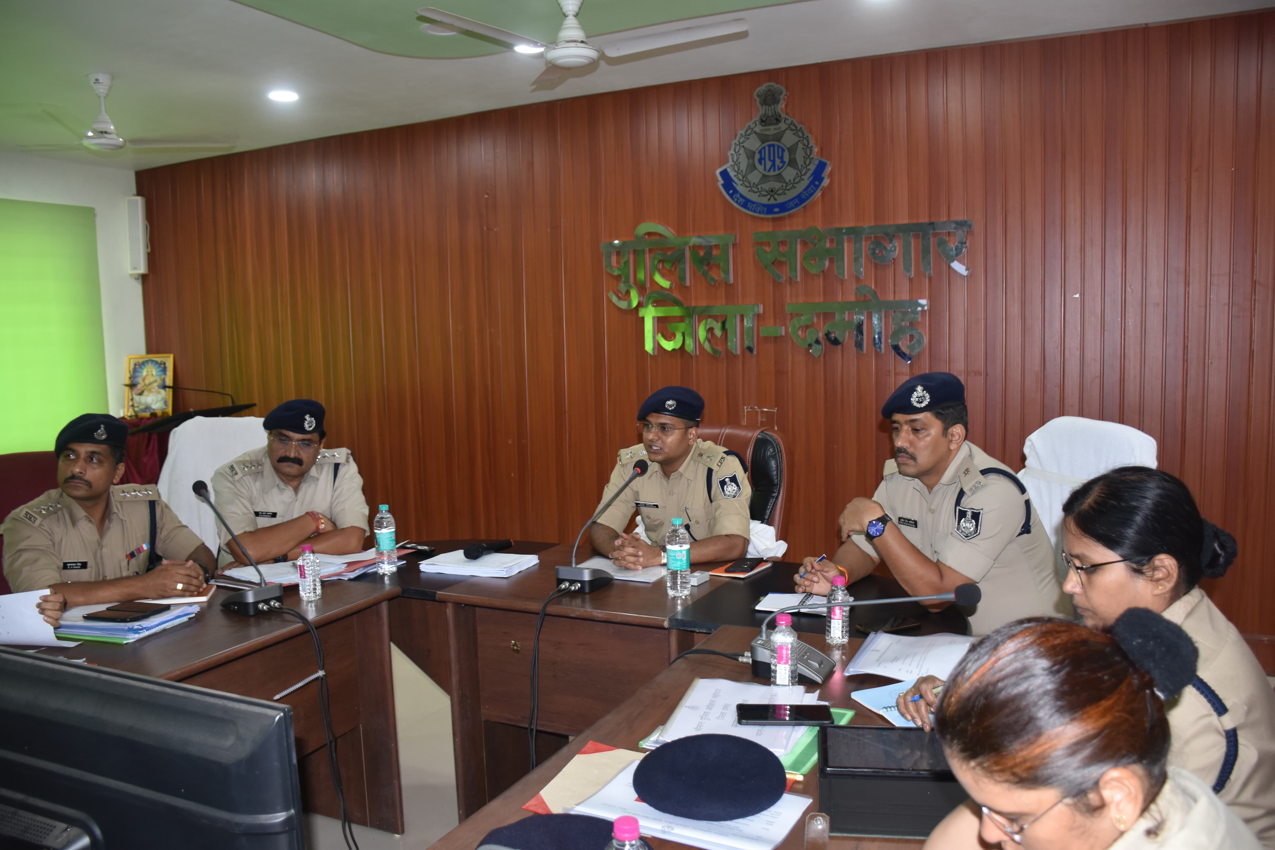 अपराध समीक्षा बैठक में एसपी आनंद कलादगि ने लंबित मामलों के त्वरित निराकरण के दिए निर्देश