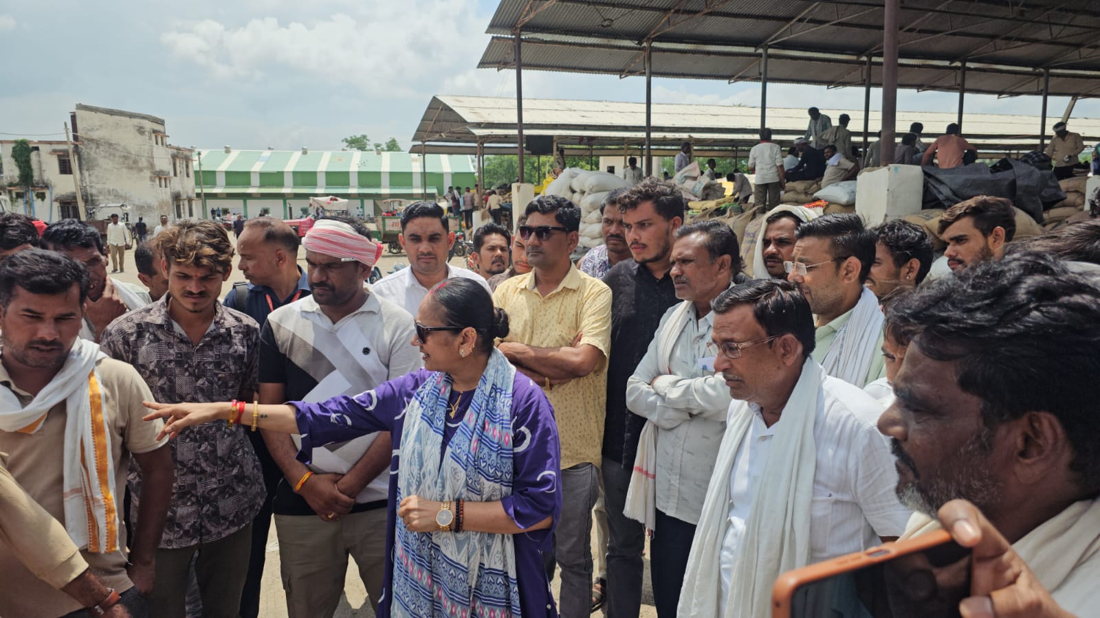किसानों की शिकायत पर खुला मंडी गेट, पूर्व विधायक रामबाई ने अधिकारियों को लगाई फटकार, दर्जनों ट्रैक्टरों को मिली एंट्री किसानों की शिकायत पर खुला मंडी गेट, पूर्व विधायक रामबाई ने अधिकारियों को लगाई फटकार, दर्जनों ट्रैक्टरों को मिली एंट्री