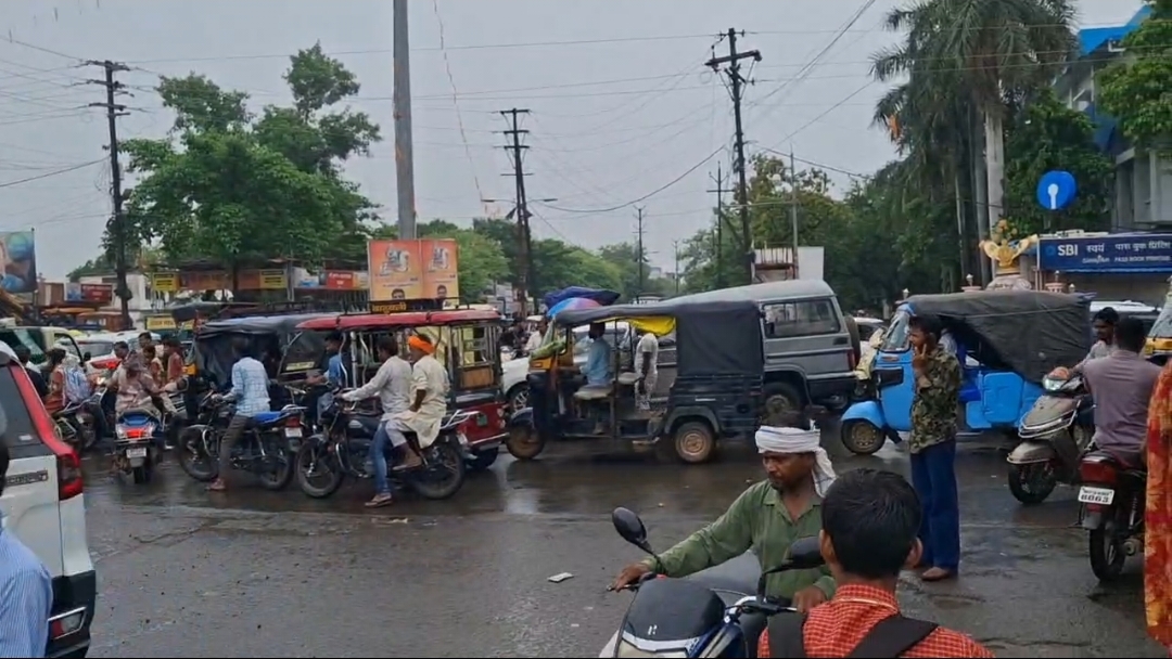   जनहित में 🚨  दमोह में फिर बिगड़ी ट्रैफिक व्यवस्था: किल्लाई नाके पर लगा भीषण जाम, 108 एम्बुलेंस भी फंसी