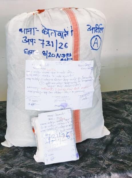 3 किलो 935 ग्राम अवैध गांजा के साथ पति-पत्नी गिरफ्तार 3 किलो 935 ग्राम अवैध गांजा के साथ पति-पत्नी गिरफ्तार