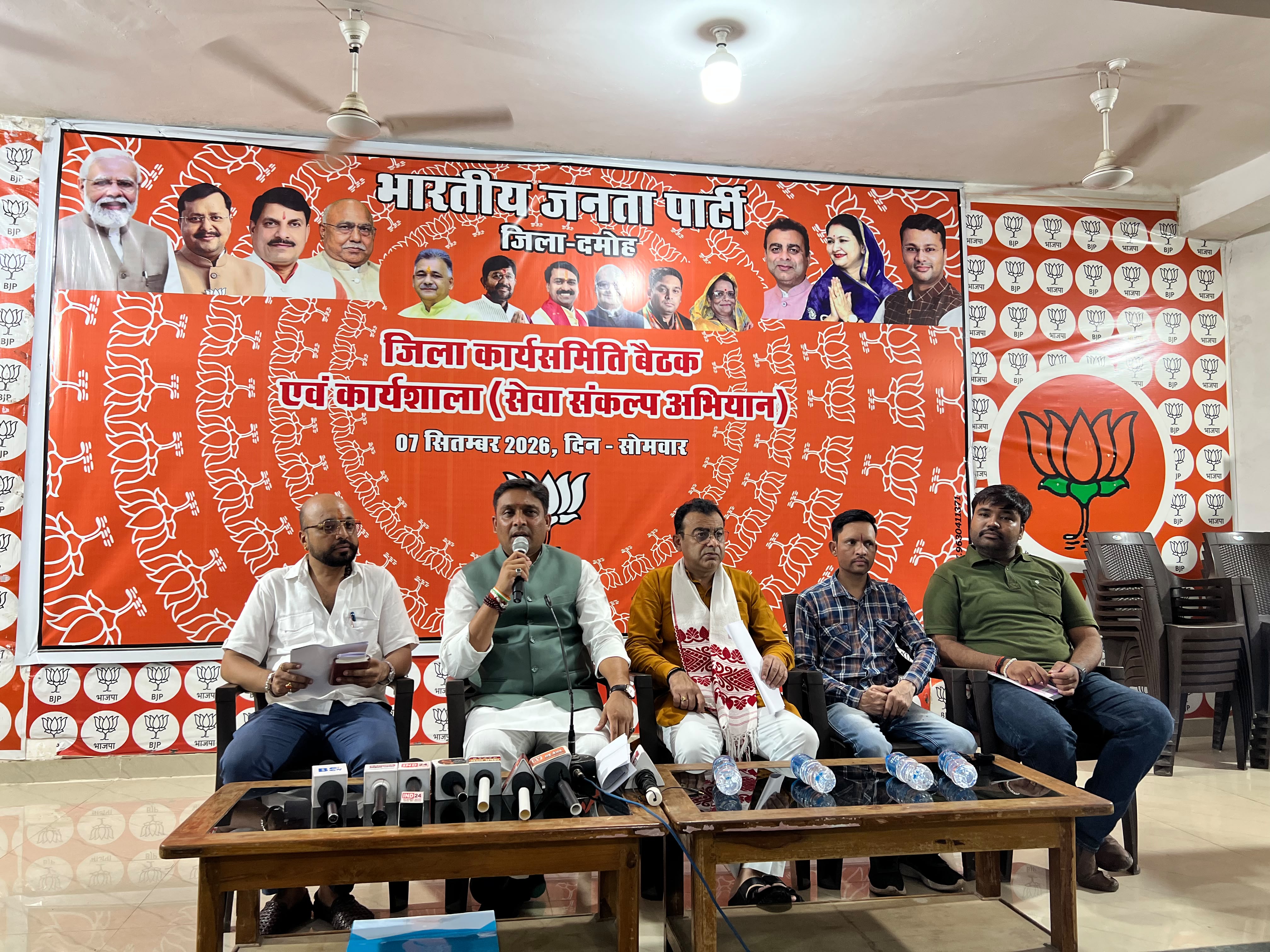 25 वर्षों की सेवा यात्रा लोकतांत्रिक इतिहास का महत्वपूर्ण अध्याय : राहुल सिंह सेवा कार्यों को जनआंदोलन बनाने का प्रयास : श्याम शिवहरे 25 वर्षों की सेवा यात्रा लोकतांत्रिक इतिहास का महत्वपूर्ण अध्याय : राहुल सिंह सेवा कार्यों को जनआंदोलन बनाने का प्रयास : श्याम शिवहरे