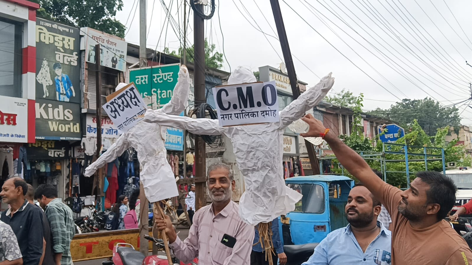  नगर पालिका के विरोध में व्यापारियों का घंटाघर पर चक्का जाम, अध्यक्ष-सीएमओ का पुतला दहन