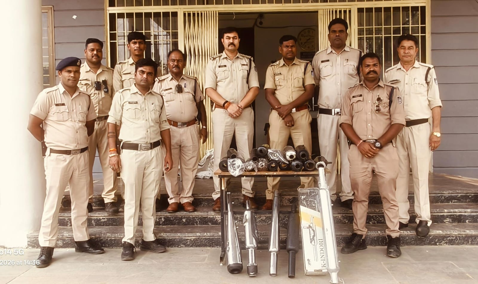 दमोह पुलिस का बड़ा एक्शन: अमानक मॉडिफाइड साइलेंसर बेचने वाली दो दुकानों पर छापा, 21 साइलेंसर जब्त