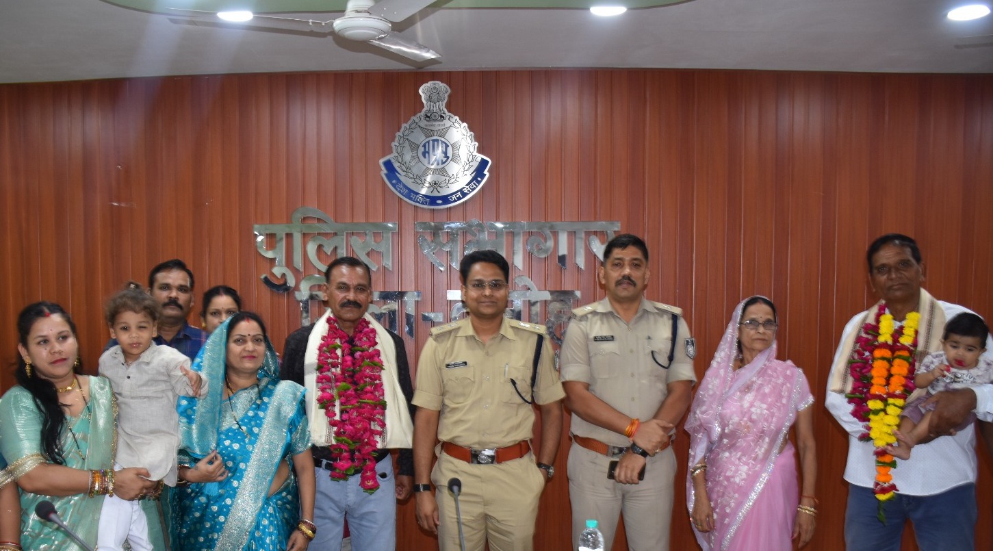 दमोह: पुलिस अधीक्षक आनंद कलादगि ने सेवानिवृत्त उपनिरीक्षक व प्रधान आरक्षक को सम्मानपूर्वक दी विदाई दमोह: पुलिस अधीक्षक आनंद कलादगि ने सेवानिवृत्त उपनिरीक्षक व प्रधान आरक्षक को सम्मानपूर्वक दी विदाई