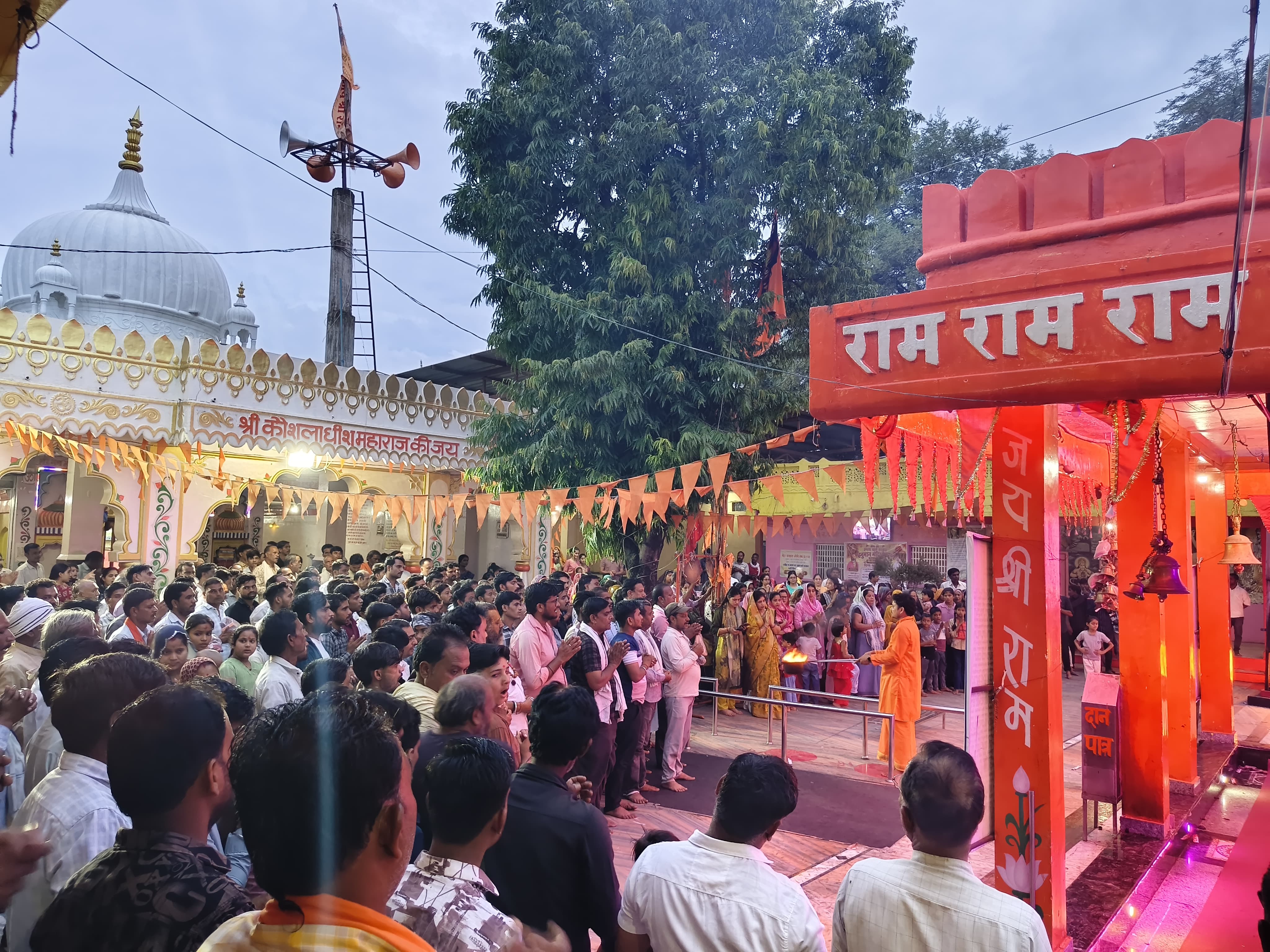 हनुमान मंदिर बकायन में कपूर आरती में पहुंचे हजारों&nbsp; श्रद्धालु&nbsp;  अब देव उठनी ग्यारस के बाद होगी कपूर आरती&nbsp;बड़ी संख्या में वाहनों की लगी रही