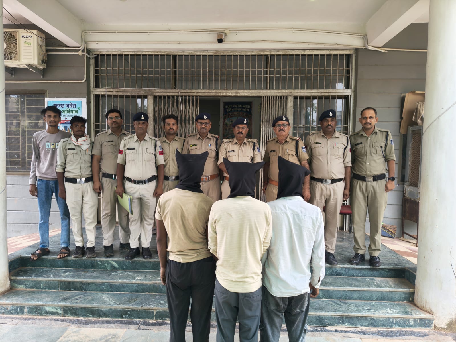 जबेरा पुलिस ने लूट की वारदात का किया खुलासा, तीन आरोपी गिरफ्तार; लूटा गया सामान बरामद जबेरा पुलिस ने लूट की वारदात का किया खुलासा, तीन आरोपी गिरफ्तार; लूटा गया सामान बरामद