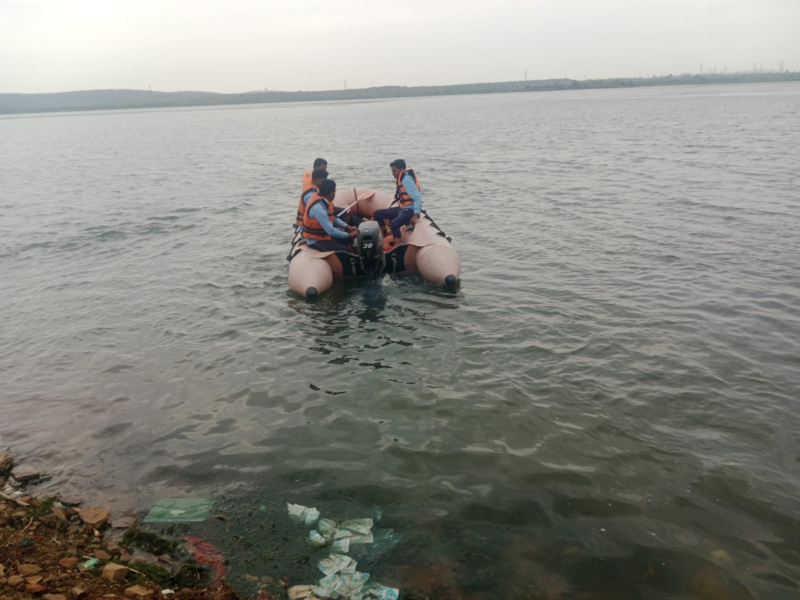 *दमोह के राजनगर तालाब से आज सुबह युवक दमोह निवासी अनमोल मुड़ा का शव भी बरामद, प्रेम प्रसंग में आत्महत्या की आशंका, बता दें कि कल रात को कटनी निवासी सत्या निषाद युवती का यही शव मिला था,* *अपडेट/नवभारत न्यूज* *दमोह*। प्रेम प्रसंग मामले में देहात थाना क्षेत्र अंतर्गत राजनगर तालाब में युवक-युवती के जोड़े का मामला सामने आया है। सोमवार को कटनी के रंगनाथ थाना क्षेत्र निवासी सत्या पिता कैलाश निषाद का शव बरामद हुआ था। मंगलवार सुबह एसडीईआरएफ की टीम द्वारा पुनः रेस्क्यू ऑपरेशन शुरू किया गया। जिसमें दूसरा युवक अनमोल मुड़ा, निवासी इंद्रा कॉलोनी दमोह का भी शव बरामद हो गया है। देर रात परिजन जिला अस्पताल पहुंचे थे और गंभीर आरोप लगाए हैं। सुबह रेस्क्यू शुरू होते ही युवक अनमोल का शव बरामद कर लिया गया। मौके पर चौकी प्रभारी प्रियंका पटेल, एएसआई अभय सिंह, आरक्षक रूपेश, एसडीईआरएफ की टीम के अलावा पुलिस बल मौजूद रहा। फिलहाल पुलिस आत्महत्या के कारणों की जानकारी जुटा रही है। *दमोह के राजनगर तालाब से आज सुबह युवक दमोह निवासी अनमोल मुड़ा का शव भी बरामद, प्रेम प्रसंग में आत्महत्या की आशंका, बता दें कि कल रात को कटनी निवासी सत्या निषाद युवती का यही शव मिला था,* *अपडेट/नवभारत न्यूज* *दमोह*। प्रेम प्रसंग मामले में देहात थाना क्षेत्र अंतर्गत राजनगर तालाब में युवक-युवती के जोड़े का मामला सामने आया है। सोमवार को कटनी के रंगनाथ थाना क्षेत्र निवासी सत्या पिता कैलाश निषाद का शव बरामद हुआ था। मंगलवार सुबह एसडीईआरएफ की टीम द्वारा पुनः रेस्क्यू ऑपरेशन शुरू किया गया। जिसमें दूसरा युवक अनमोल मुड़ा, निवासी इंद्रा कॉलोनी दमोह का भी शव बरामद हो गया है। देर रात परिजन जिला अस्पताल पहुंचे थे और गंभीर आरोप लगाए हैं। सुबह रेस्क्यू शुरू होते ही युवक अनमोल का शव बरामद कर लिया गया। मौके पर चौकी प्रभारी प्रियंका पटेल, एएसआई अभय सिंह, आरक्षक रूपेश, एसडीईआरएफ की टीम के अलावा पुलिस बल मौजूद रहा। फिलहाल पुलिस आत्महत्या के कारणों की जानकारी जुटा रही है।