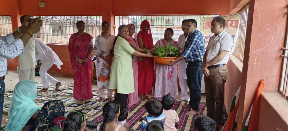 पारना में निकली तिरंगा यात्रा, नवांकुर सखियों को वितरित किए पौधे