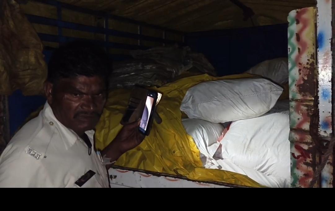 पटेरा: वायरल वीडियो में सील कृषि विभाग से देर रात सामग्री निकालने का दावा, प्रशासनिक जांच की उठी मांग
